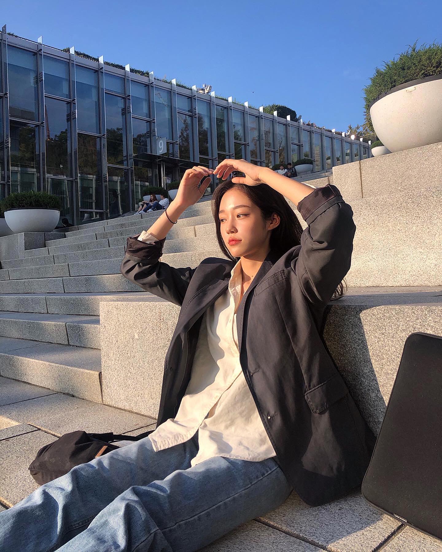 노윤서의 미니멀한 간절기 자켓룩🤎 이미지