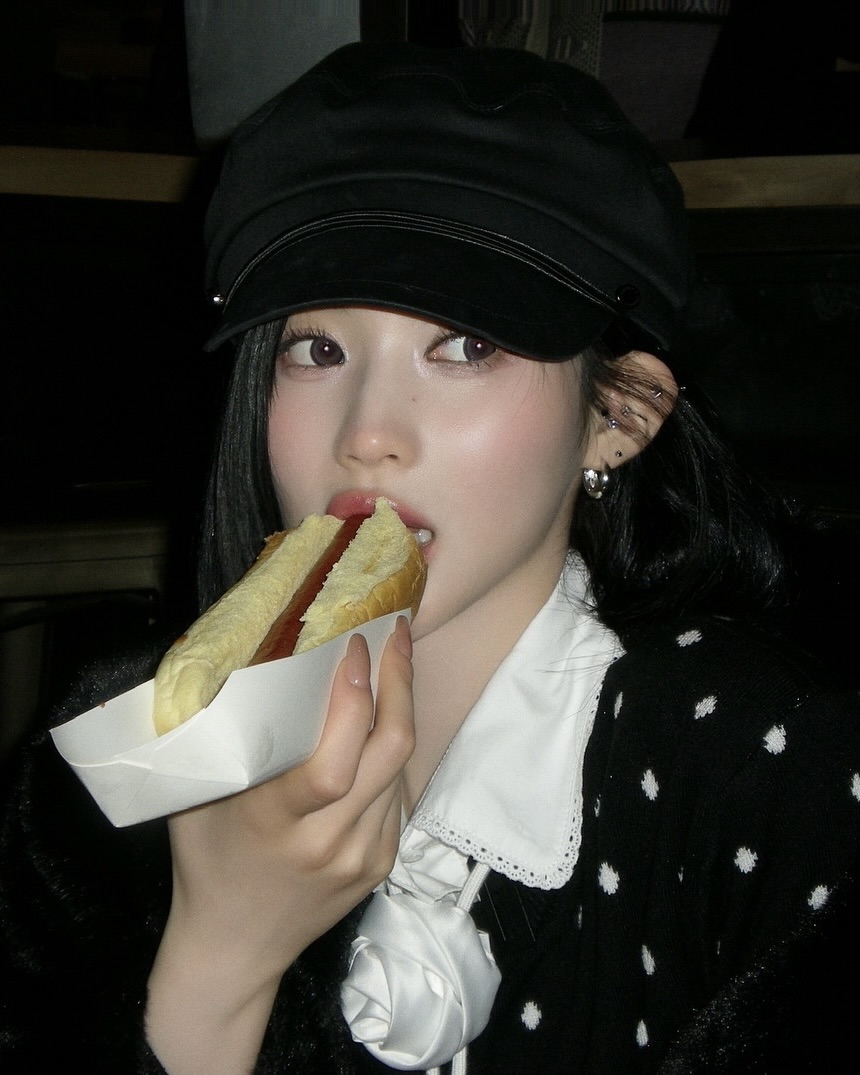  베이비몬스터 아사의 사복🧐

요즘 아이돌 사복 스타일에서 빠질 수 없는 인물이 있죠. 바로 베이비몬스터의 아사입니다. 힙하면서도 러블리한 무드를 자유자재로 넘나드는 그녀의 사복 패션은 디테일이 살아있는데요. 특히 액세서리 활용이 돋보입니다.

아사는 평소 모자와 안경을 스타일링의 핵심으로 활용하는데요. 빈티지한 베이커 보이 캡부터 클래식한 안경까지 스타일링에 따라 다양한 분위기를 연출합니다. 공항 패션에서는 베이커 보이 캡을 쓰고 시크한 레이어드 룩을 완성했고, 일상 사진에서는 안경을 매치해 레트로한 감성을 살렸습니다. 이런 작은 요소들이 룩의 분위기를 확 바꿔주죠.

또한, 목에 포인트를 주는 스타일링도 눈여겨볼 만합니다. 초커, 스카프, 목도리 등 다양한 아이템을 활용해 룩의 완성도를 높이는데요. 가죽 재킷과 초커를 매치하면 힙한 분위기가 살아나고, 니트와 도톰한 목도리를 더하면 러블리한 무드가 강조됩니다.

아사의 스타일에서 빼놓을 수 없는 또 하나의 포인트는 패턴 스타킹입니다. 체크 패턴 스타킹과 니삭스를 매치해 러블리하면서도 개성 있는 스타일을 연출했죠. 블랙 스타킹이나 베이직한 니삭스를 선택하는 일반적인 스타일과 달리, 컬러와 패턴이 들어간 아이템으로 룩에 포인트를 주는 것이 특징입니다.

이렇게 작은 디테일까지 신경 쓰는 아사의 사복 패션, 정말 매력적이지 않나요? 모자, 안경, 초커, 그리고 패턴 스타킹까지! 그녀의 스타일링을 참고하면 평범한 룩도 감각적으로 업그레이드할 수 있을 것 같네요😍 이미지