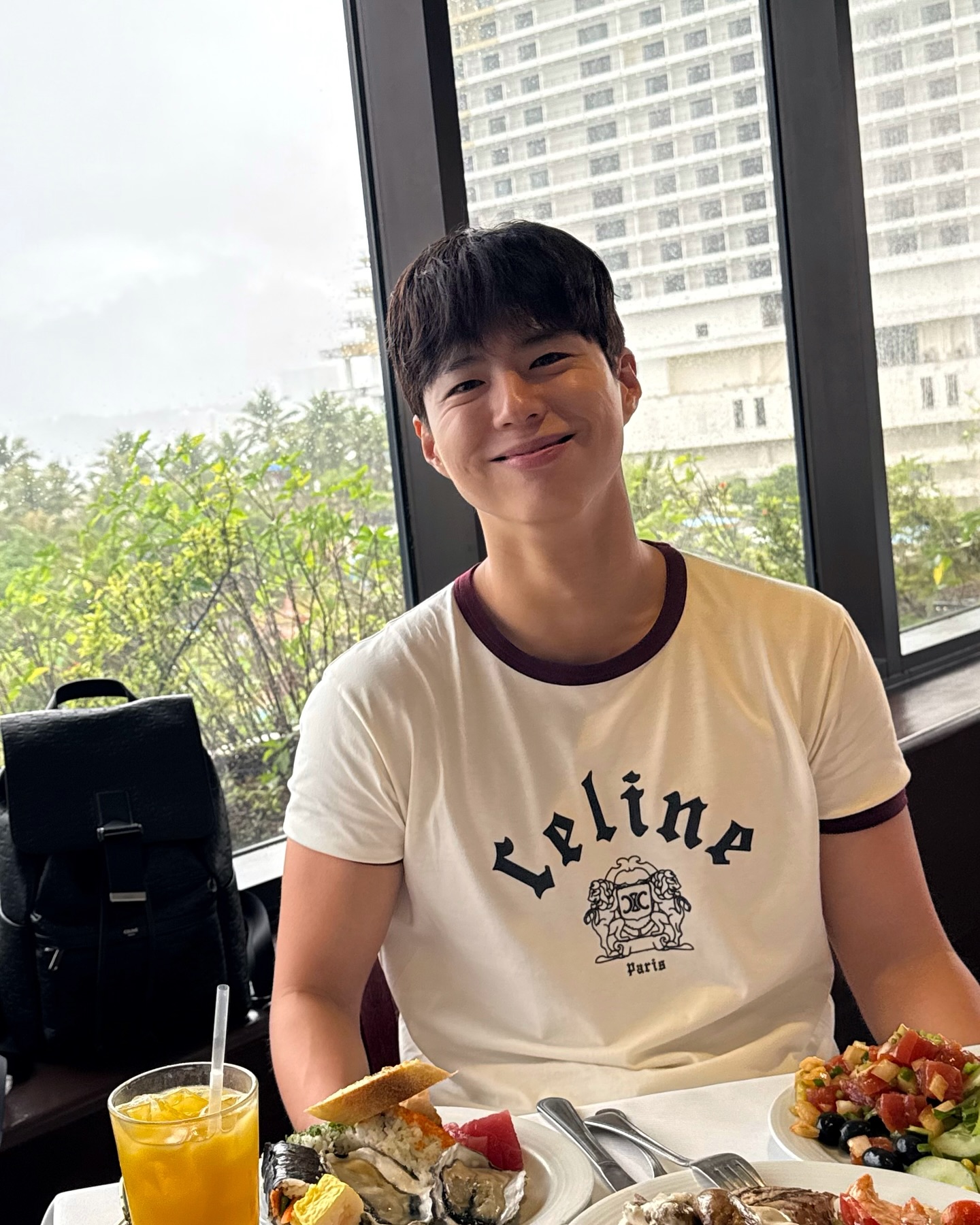 💥충격 상탈 보검 실존🤯
휴가 중인 박보검, 전 셀린느 착장 자세히 보려고 안경 썼습니다👓 이미지2