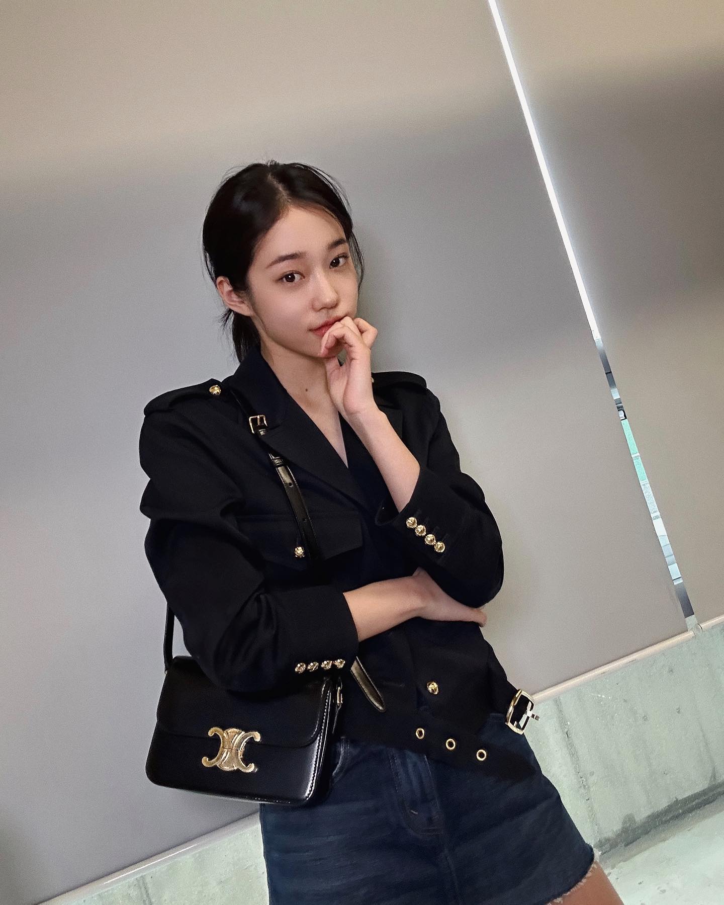 노윤서의 미니멀한 간절기 자켓룩🤎 이미지3