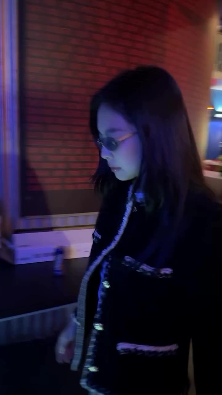 프랑스에서 VISA LIVE💳🇫🇷제니
블랙 트위드 자켓에 데님 코디🖤💙이번 룩이 젤 예쁜데?! 이미지