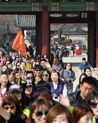 중국 단체관광객 무비자 허용, 이득?

정부가 2025년 3분기부터 중국 단체관광객의 무비자 입국을 한시적으로 허용하기로 했습니다.

이는 중국 정부가 지난해 한국인의 무비자 입국을 허용한 것에 대한 상호 조치이지만, 대규모 중국 관광객 유입에 따른 사회적·경제적 부작용도 우려됩니다. 관광 시장 활성화가 목적이지만, 관광지 혼잡과 상권 왜곡 문제가 발생할 가능성이 있습니다.

정부는 올해 방한 관광객 1850만 명 유치를 목표로 하고 있으며, 그중 536만 명을 중국 관광객으로 예상하고 있습니다. 중국 단체관광객이 100만 명 늘어나면 한국 경제 성장률이 0.08%포인트 상승할 것으로 전망되지만, 관광 수익이 대기업 중심으로 흘러가고, 소규모 자영업자들에게는 실질적인 혜택이 크지 않을 것이라는 지적도 나오고 있습니다. 이미지
