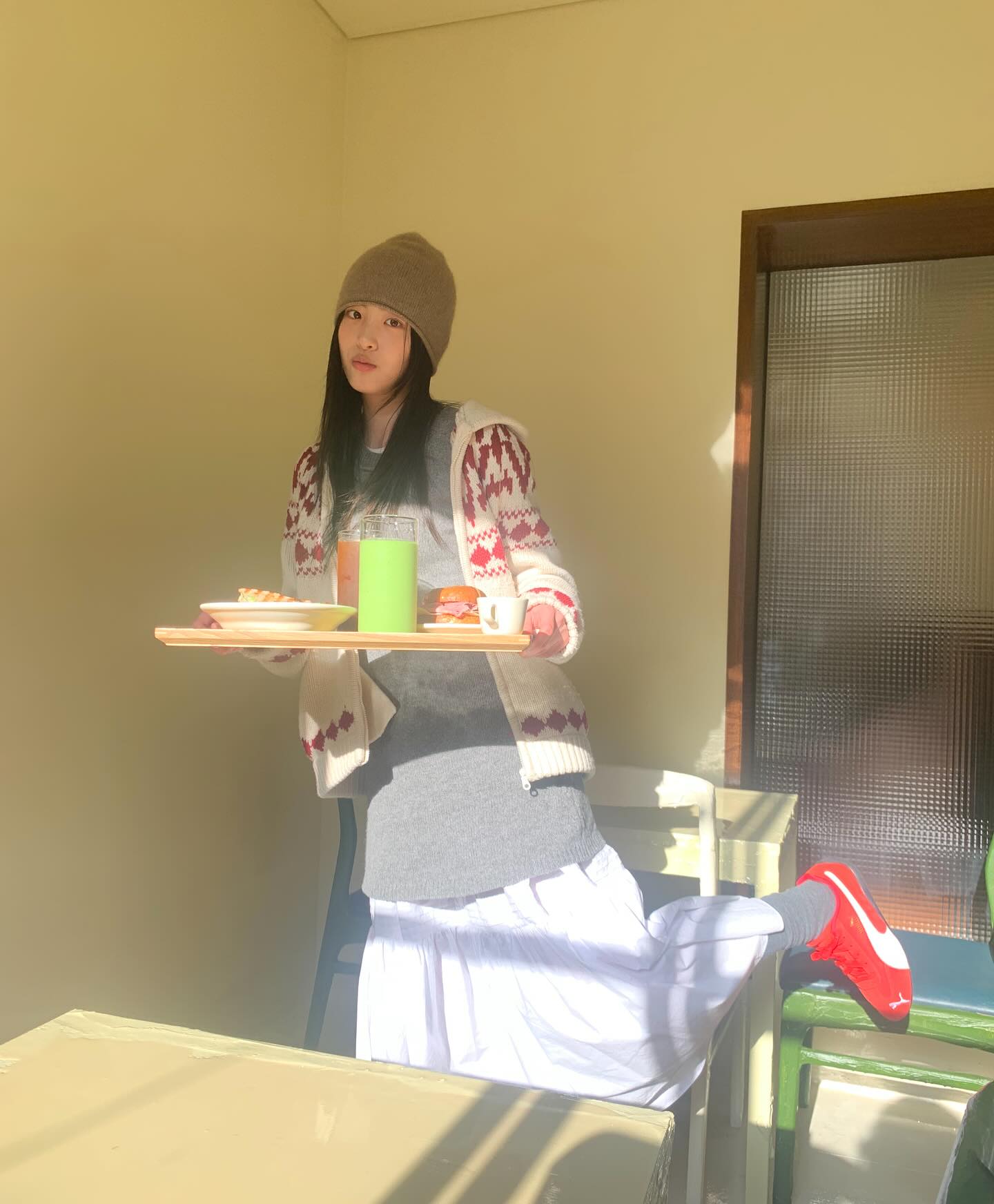 오예주의 스니커즈 활용법👟
롱 스커트에 페미닌하게, 미디 스커트에 캐주얼하게, 코트에 포멀하게 신는 스니커즈 코디🖤 이미지1