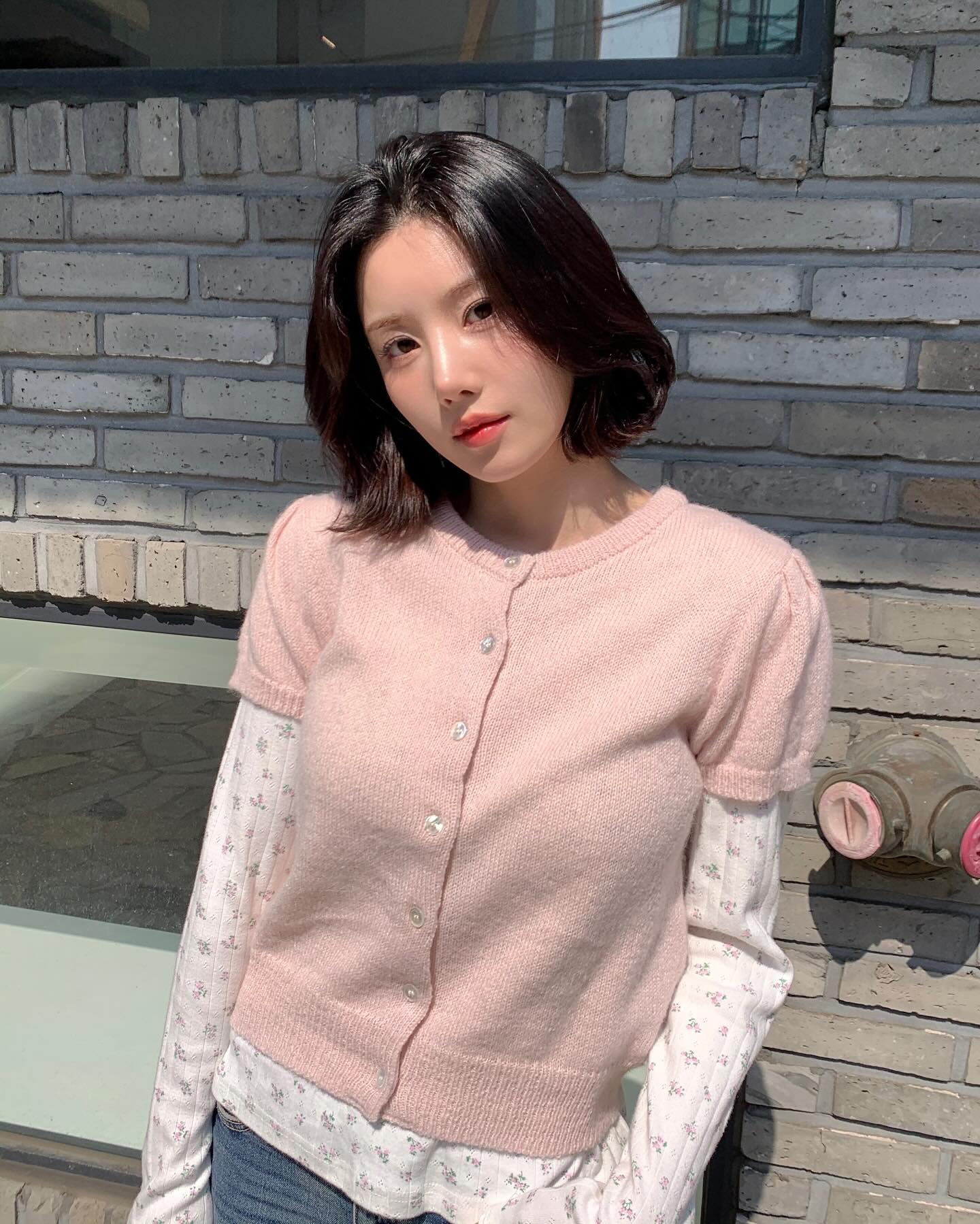 꽃구경 데이트룩은 이걸로 찜🌸✨

주말부터 날씨가 따뜻해지면서 드디어 봄이 찾아왔는데요. 봄의 화사한 무드를 한층 더해줄 다양한 컬러의 레이어드 코디를 준비했습니다. 봄맞이 스타일링에 참고해보세요!✨

1. 플라워 패턴 긴팔티 + 핑크 반팔 니트 가디건 + 데님팬츠
화사한 플라워 패턴 긴팔티에 부드러운 핑크 컬러의 반팔 니트 가디건을 매치해, 사랑스러운 봄 분위기를 한층 강조한 룩.

2. 스트라이프 셔츠 + 옐로우 반팔 니트 + 스트라이프 가디건 + 데님팬츠
클래식한 스트라이프 셔츠와 생기 넘치는 옐로우 반팔 니트를 레이어드하고, 스트라이프 가디건을 더해 세련되면서도 스타일리시한 매력을 완성한 룩.

3. 스트라이프 셔츠 + 레드 니트 + 레더 자켓 + 스커트 + 롱부츠
스트라이프 셔츠와 레드 니트를 레이어드하고, 레더 자켓과 스커트, 롱부츠로 시크한 분위기를 더한 룩.

4. 셔츠 + 니트 원피스 + 그레이 스타킹
깔끔한 셔츠와 니트 원피스를 매치하고, 그레이 스타킹으로 따뜻하면서도 우아한 느낌을 더한 룩. 이미지