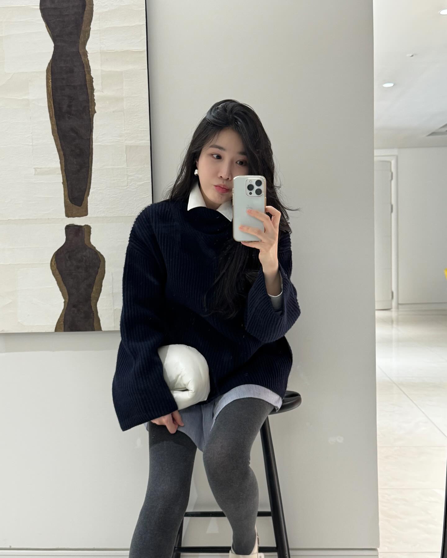 꽃구경 데이트룩은 이걸로 찜🌸✨

주말부터 날씨가 따뜻해지면서 드디어 봄이 찾아왔는데요. 봄의 화사한 무드를 한층 더해줄 다양한 컬러의 레이어드 코디를 준비했습니다. 봄맞이 스타일링에 참고해보세요!✨

1. 플라워 패턴 긴팔티 + 핑크 반팔 니트 가디건 + 데님팬츠
화사한 플라워 패턴 긴팔티에 부드러운 핑크 컬러의 반팔 니트 가디건을 매치해, 사랑스러운 봄 분위기를 한층 강조한 룩.

2. 스트라이프 셔츠 + 옐로우 반팔 니트 + 스트라이프 가디건 + 데님팬츠
클래식한 스트라이프 셔츠와 생기 넘치는 옐로우 반팔 니트를 레이어드하고, 스트라이프 가디건을 더해 세련되면서도 스타일리시한 매력을 완성한 룩.

3. 스트라이프 셔츠 + 레드 니트 + 레더 자켓 + 스커트 + 롱부츠
스트라이프 셔츠와 레드 니트를 레이어드하고, 레더 자켓과 스커트, 롱부츠로 시크한 분위기를 더한 룩.

4. 셔츠 + 니트 원피스 + 그레이 스타킹
깔끔한 셔츠와 니트 원피스를 매치하고, 그레이 스타킹으로 따뜻하면서도 우아한 느낌을 더한 룩. 이미지