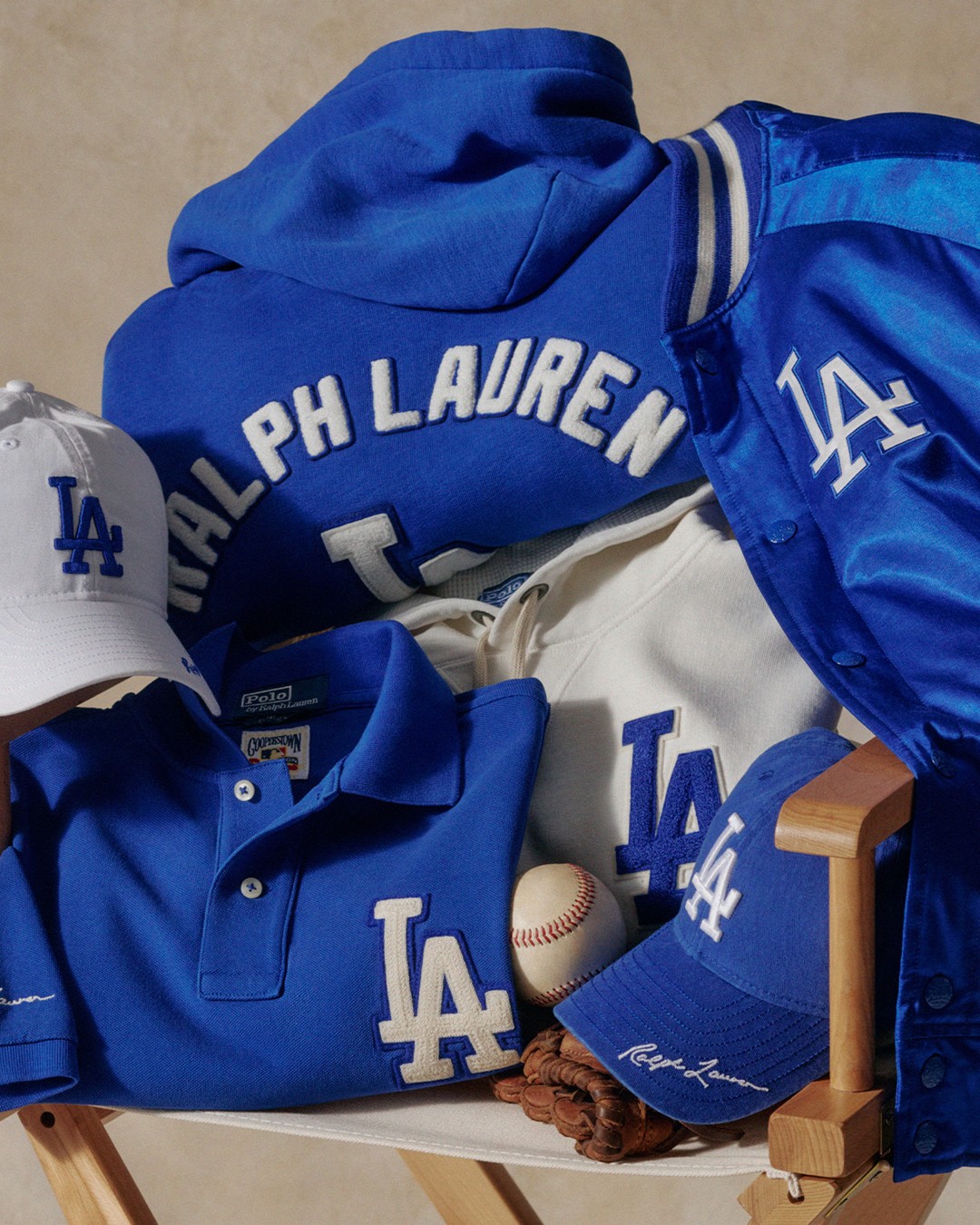 랄프 로렌 x MLB 캡슐 컬렉션 라인업🏇🏻⚾️

랄프 로렌과 MLB가 도쿄 시리즈를 맞아 협업 컬렉션을 선보였습니다.

랄프 로렌이 MLB와 함께 도쿄 시리즈를 기념하는 캡슐 컬렉션을 출시했습니다. 이번 협업은 LA 다저스와 시카고 컵스의 일본 개막전을 기념하며, 뉴욕 양키스 아이템도 포함되어 있습니다.

컬렉션은 새틴 바시티 재킷, 폴로 셔츠, 스웨터, 플리스, 모자 등으로 구성됐으며, 시부야 미야시타 파크의 팬존과 도쿄 내 팝업스토어에서 전시되고 있습니다.

현재 해당 제품은 랄프 로렌 및 MLB 공식 온라인몰, 플래그십 스토어, 각 팀의 홈 스타디움에서 구매할 수 있습니다. 이미지3