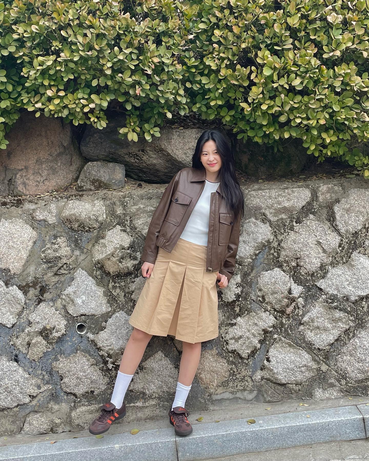 오예주의 스니커즈 활용법👟
롱 스커트에 페미닌하게, 미디 스커트에 캐주얼하게, 코트에 포멀하게 신는 스니커즈 코디🖤 이미지3