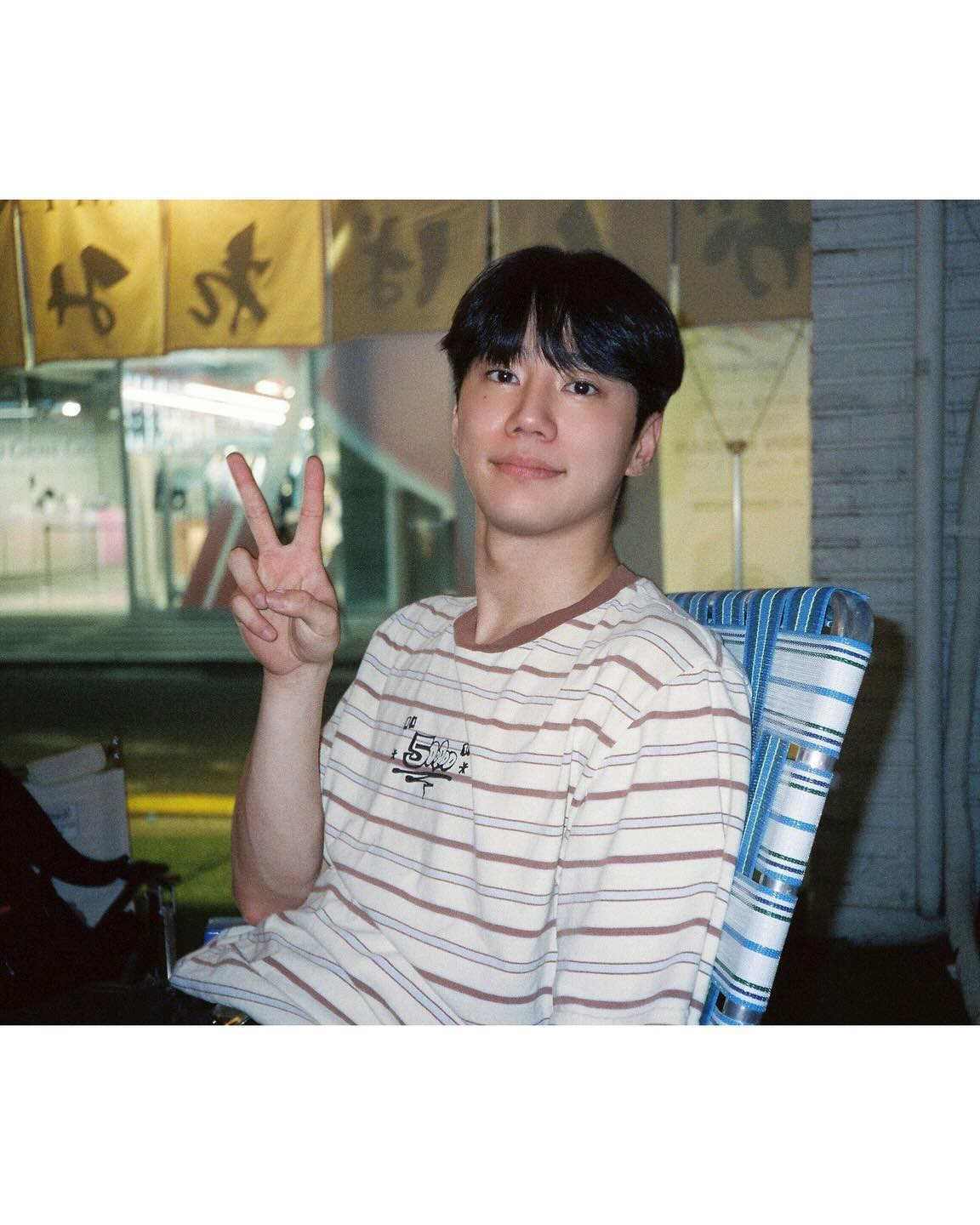 사실은 가수였던 금명이 남자친구
최근 '멜로무비'와 '폭싹 속았수다'에서 활약하며 인기를 끌고 있는 배우 이준영! 과거 아이돌 그룹 '유키스'의 멤버였던 그는 뛰어난 춤 실력을 보유하고 있는데요
그의 인스타그램을 보면 차가운 외모와 달리 귀여운 분위기의 사진들로 '남친짤'의 매력을 한껏 뽐내고 있습니다. 앞으로가 더욱 기대되는 이준영의 매력적인 사진을 슬라이드를 넘겨 확인해보세요!💚 이미지4