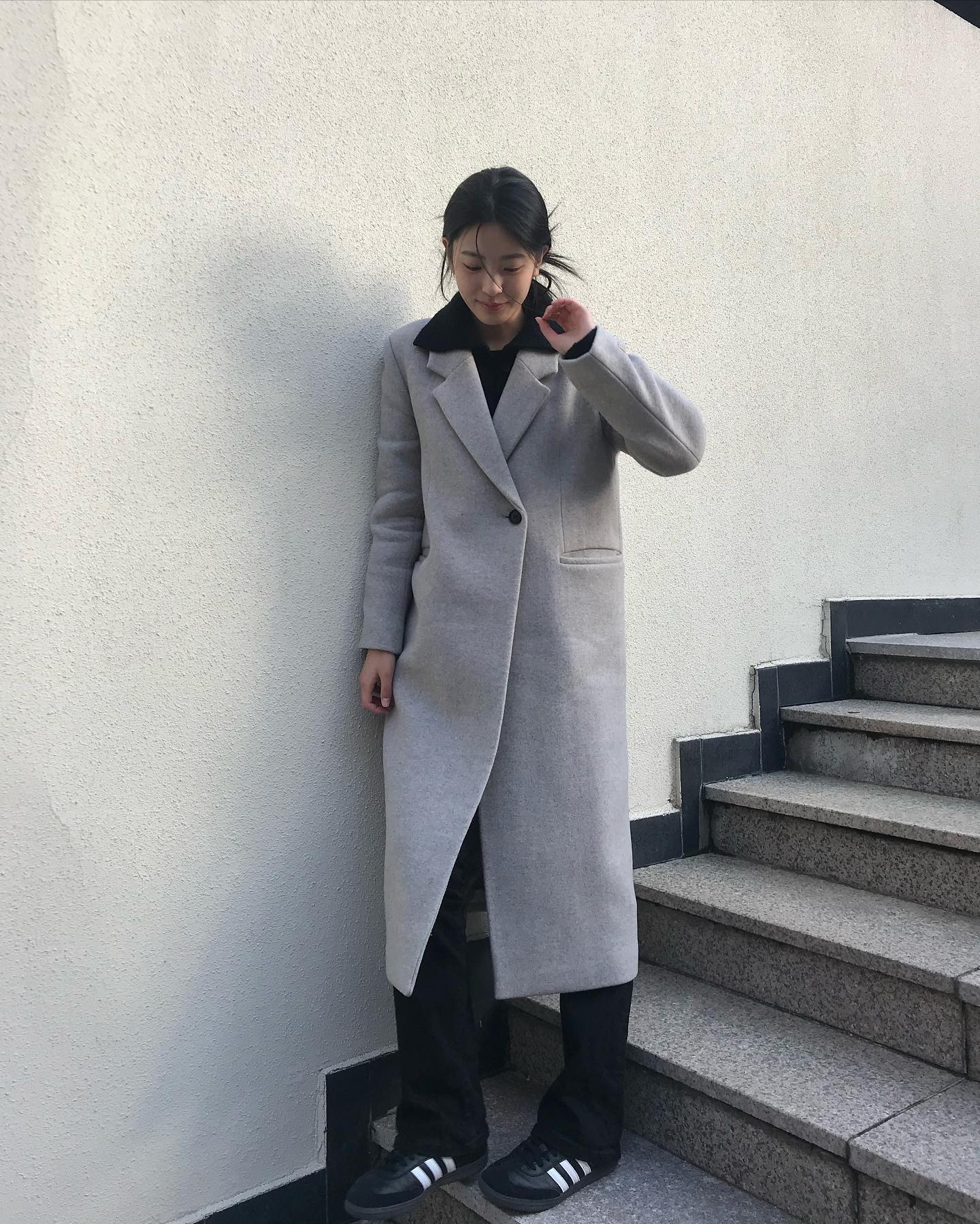 오예주의 스니커즈 활용법👟
롱 스커트에 페미닌하게, 미디 스커트에 캐주얼하게, 코트에 포멀하게 신는 스니커즈 코디🖤 이미지5