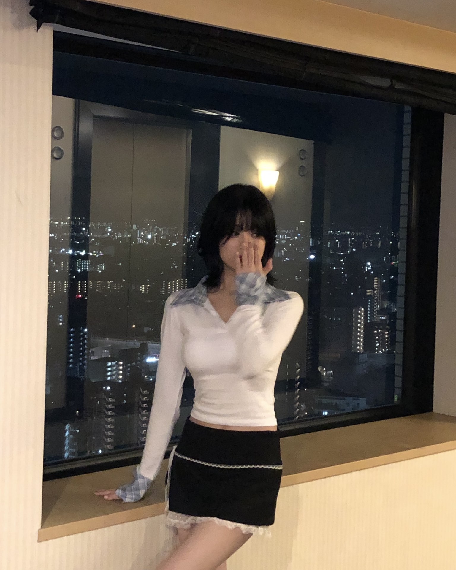 똑단발은 부담스럽다면💇‍♀️ 

트와이스 미나가 최근 레이어드 단발로 변신했습니다. 사진 속 미나는 부드럽게 층을 준 헤어스타일 덕분에 무심하면서도 시크한 매력이 물씬 풍기는데요. 일반적인 일자 단발과 달리 레이어드 컷은 얼굴 라인을 자연스럽게 감싸줘 훨씬 세련된 인상을 줍니다. 특히 앞머리와 연결되는 페이스라인 컷이 전체적인 분위기를 부드럽게 정리하면서 트렌디한 무드를 더해주죠.

트와이스 멤버 나연과 모모도 미나의 새로운 헤어스타일을 보고 직접 반응을 남길 정도로 반응이 아주 뜨거웠는데요. 팬들 사이에서도 “이렇게 단발이 잘 어울릴 수 있냐”는 댓글이 이어질 만큼 화제인데요. 미나는 이 헤어스타일에 빈티지한 스트라이프 티셔츠나 후디, 베이직한 크롭 티셔츠 등을 매치해 꾸안꾸의 정석을 보여줬습니다.

이런 레이어드 단발이 좋은 이유는 일자 단발보다 훨씬 가볍고 자연스러우며, 머리를 묶거나 다양한 스타일링에도 잘 어울린다는 점입니다. 일자 단발이 어울리지 않아 고민했던 분들이라면 이런 레이어드 단발이 훨씬 자연스럽고 부담 없이 시도해보기 좋습니다!

이 트렌디한 단발은 요즘 베이비몬스터 아현도 선택했는데요. 미나보다 조금 더 과감하게 층을 준 스타일로, 턱선을 따라 떨어지는 라인이 얼굴형을 자연스럽게 보완해 줍니다. 아현은 오프숄더 맨투맨이나 미니스커트 등 러블리한 아이템과 함께 매치해 발랄한 매력을 살렸죠.

헤어스타일에 변화를 주고 싶다면, 미나와 아현의 레이어드 단발 컷을 참고해 보세요. 가볍고 시크하면서도 꾸민 듯 안 꾸민 듯한 분위기까지. 단발 유목민들에게 완벽한 선택이 될 수 있습니다✨ 이미지8