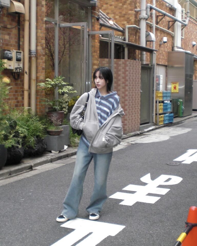 똑단발은 부담스럽다면💇‍♀️ 

트와이스 미나가 최근 레이어드 단발로 변신했습니다. 사진 속 미나는 부드럽게 층을 준 헤어스타일 덕분에 무심하면서도 시크한 매력이 물씬 풍기는데요. 일반적인 일자 단발과 달리 레이어드 컷은 얼굴 라인을 자연스럽게 감싸줘 훨씬 세련된 인상을 줍니다. 특히 앞머리와 연결되는 페이스라인 컷이 전체적인 분위기를 부드럽게 정리하면서 트렌디한 무드를 더해주죠.

트와이스 멤버 나연과 모모도 미나의 새로운 헤어스타일을 보고 직접 반응을 남길 정도로 반응이 아주 뜨거웠는데요. 팬들 사이에서도 “이렇게 단발이 잘 어울릴 수 있냐”는 댓글이 이어질 만큼 화제인데요. 미나는 이 헤어스타일에 빈티지한 스트라이프 티셔츠나 후디, 베이직한 크롭 티셔츠 등을 매치해 꾸안꾸의 정석을 보여줬습니다.

이런 레이어드 단발이 좋은 이유는 일자 단발보다 훨씬 가볍고 자연스러우며, 머리를 묶거나 다양한 스타일링에도 잘 어울린다는 점입니다. 일자 단발이 어울리지 않아 고민했던 분들이라면 이런 레이어드 단발이 훨씬 자연스럽고 부담 없이 시도해보기 좋습니다!

이 트렌디한 단발은 요즘 베이비몬스터 아현도 선택했는데요. 미나보다 조금 더 과감하게 층을 준 스타일로, 턱선을 따라 떨어지는 라인이 얼굴형을 자연스럽게 보완해 줍니다. 아현은 오프숄더 맨투맨이나 미니스커트 등 러블리한 아이템과 함께 매치해 발랄한 매력을 살렸죠.

헤어스타일에 변화를 주고 싶다면, 미나와 아현의 레이어드 단발 컷을 참고해 보세요. 가볍고 시크하면서도 꾸민 듯 안 꾸민 듯한 분위기까지. 단발 유목민들에게 완벽한 선택이 될 수 있습니다✨ 이미지3