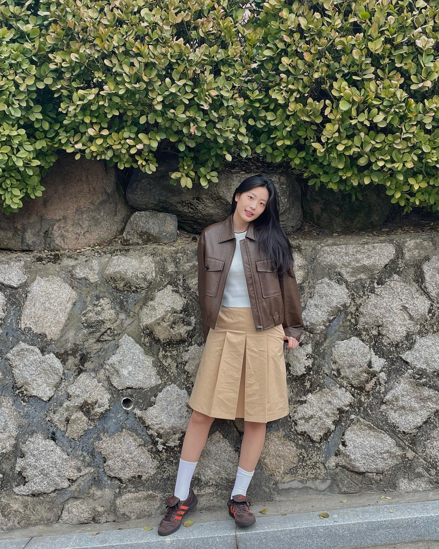 오예주의 스니커즈 활용법👟
롱 스커트에 페미닌하게, 미디 스커트에 캐주얼하게, 코트에 포멀하게 신는 스니커즈 코디🖤 이미지4