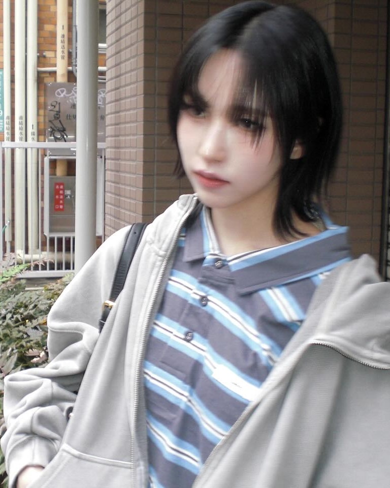 똑단발은 부담스럽다면💇‍♀️ 

트와이스 미나가 최근 레이어드 단발로 변신했습니다. 사진 속 미나는 부드럽게 층을 준 헤어스타일 덕분에 무심하면서도 시크한 매력이 물씬 풍기는데요. 일반적인 일자 단발과 달리 레이어드 컷은 얼굴 라인을 자연스럽게 감싸줘 훨씬 세련된 인상을 줍니다. 특히 앞머리와 연결되는 페이스라인 컷이 전체적인 분위기를 부드럽게 정리하면서 트렌디한 무드를 더해주죠.

트와이스 멤버 나연과 모모도 미나의 새로운 헤어스타일을 보고 직접 반응을 남길 정도로 반응이 아주 뜨거웠는데요. 팬들 사이에서도 “이렇게 단발이 잘 어울릴 수 있냐”는 댓글이 이어질 만큼 화제인데요. 미나는 이 헤어스타일에 빈티지한 스트라이프 티셔츠나 후디, 베이직한 크롭 티셔츠 등을 매치해 꾸안꾸의 정석을 보여줬습니다.

이런 레이어드 단발이 좋은 이유는 일자 단발보다 훨씬 가볍고 자연스러우며, 머리를 묶거나 다양한 스타일링에도 잘 어울린다는 점입니다. 일자 단발이 어울리지 않아 고민했던 분들이라면 이런 레이어드 단발이 훨씬 자연스럽고 부담 없이 시도해보기 좋습니다!

이 트렌디한 단발은 요즘 베이비몬스터 아현도 선택했는데요. 미나보다 조금 더 과감하게 층을 준 스타일로, 턱선을 따라 떨어지는 라인이 얼굴형을 자연스럽게 보완해 줍니다. 아현은 오프숄더 맨투맨이나 미니스커트 등 러블리한 아이템과 함께 매치해 발랄한 매력을 살렸죠.

헤어스타일에 변화를 주고 싶다면, 미나와 아현의 레이어드 단발 컷을 참고해 보세요. 가볍고 시크하면서도 꾸민 듯 안 꾸민 듯한 분위기까지. 단발 유목민들에게 완벽한 선택이 될 수 있습니다✨ 이미지1