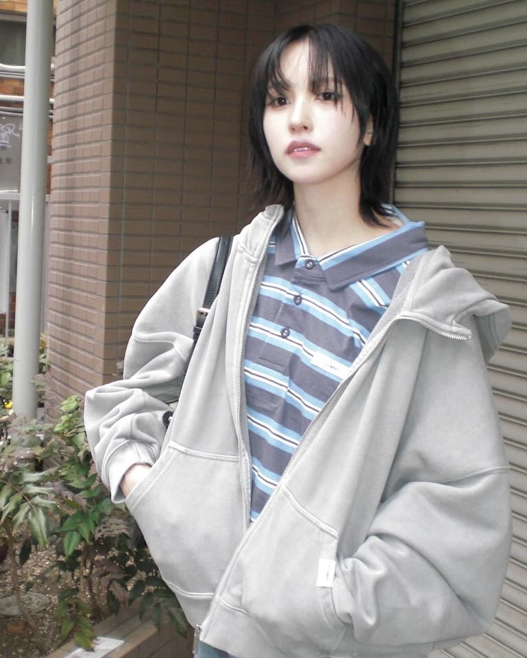 똑단발은 부담스럽다면💇‍♀️ 

트와이스 미나가 최근 레이어드 단발로 변신했습니다. 사진 속 미나는 부드럽게 층을 준 헤어스타일 덕분에 무심하면서도 시크한 매력이 물씬 풍기는데요. 일반적인 일자 단발과 달리 레이어드 컷은 얼굴 라인을 자연스럽게 감싸줘 훨씬 세련된 인상을 줍니다. 특히 앞머리와 연결되는 페이스라인 컷이 전체적인 분위기를 부드럽게 정리하면서 트렌디한 무드를 더해주죠.

트와이스 멤버 나연과 모모도 미나의 새로운 헤어스타일을 보고 직접 반응을 남길 정도로 반응이 아주 뜨거웠는데요. 팬들 사이에서도 “이렇게 단발이 잘 어울릴 수 있냐”는 댓글이 이어질 만큼 화제인데요. 미나는 이 헤어스타일에 빈티지한 스트라이프 티셔츠나 후디, 베이직한 크롭 티셔츠 등을 매치해 꾸안꾸의 정석을 보여줬습니다.

이런 레이어드 단발이 좋은 이유는 일자 단발보다 훨씬 가볍고 자연스러우며, 머리를 묶거나 다양한 스타일링에도 잘 어울린다는 점입니다. 일자 단발이 어울리지 않아 고민했던 분들이라면 이런 레이어드 단발이 훨씬 자연스럽고 부담 없이 시도해보기 좋습니다!

이 트렌디한 단발은 요즘 베이비몬스터 아현도 선택했는데요. 미나보다 조금 더 과감하게 층을 준 스타일로, 턱선을 따라 떨어지는 라인이 얼굴형을 자연스럽게 보완해 줍니다. 아현은 오프숄더 맨투맨이나 미니스커트 등 러블리한 아이템과 함께 매치해 발랄한 매력을 살렸죠.

헤어스타일에 변화를 주고 싶다면, 미나와 아현의 레이어드 단발 컷을 참고해 보세요. 가볍고 시크하면서도 꾸민 듯 안 꾸민 듯한 분위기까지. 단발 유목민들에게 완벽한 선택이 될 수 있습니다✨ 이미지2
