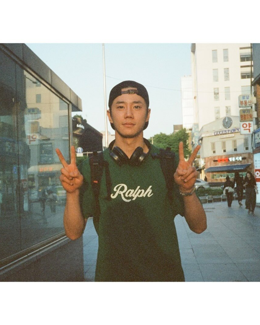 사실은 가수였던 금명이 남자친구
최근 '멜로무비'와 '폭싹 속았수다'에서 활약하며 인기를 끌고 있는 배우 이준영! 과거 아이돌 그룹 '유키스'의 멤버였던 그는 뛰어난 춤 실력을 보유하고 있는데요
그의 인스타그램을 보면 차가운 외모와 달리 귀여운 분위기의 사진들로 '남친짤'의 매력을 한껏 뽐내고 있습니다. 앞으로가 더욱 기대되는 이준영의 매력적인 사진을 슬라이드를 넘겨 확인해보세요!💚 이미지5