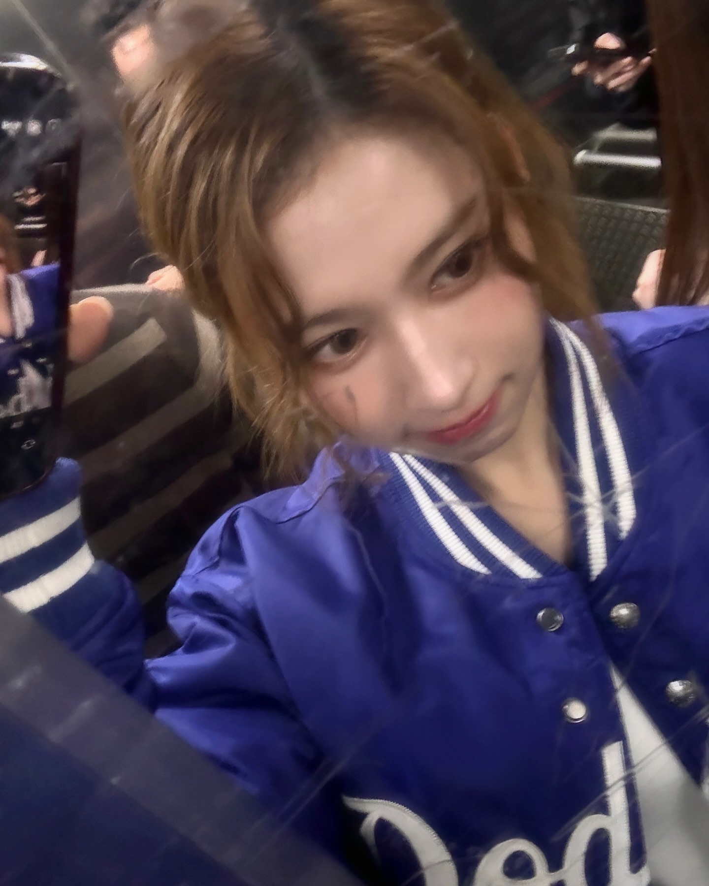 미사모로 보는 야구장 룩⚾️❤️

미사모(미나, 사나, 모모)가 지난 16일 도쿄돔에서 열린 LA다저스와 한신타이거즈 경기에서 시구 퍼포먼스를 선보였는데요. 모모, 미나에 이어 어제 사나까지 개인 인스타그램에 이날의 비하인드 사진을 업로드해 주었습니다.

미사모는 이 날 화이트 유니폼에 화이트 이너, 부츠컷 데님을 매치해 청순한 룩으로 시구 퍼포먼스를 했고, 경기 관람시에는 야구 점퍼 스타일링으로 캐주얼한 매력까지 보여주었죠. 올봄 야구장 룩을 고민 중이라면, 미사모의 스타일을 참고해보는 건 어떨까요? 🏟️⚾️ 이미지