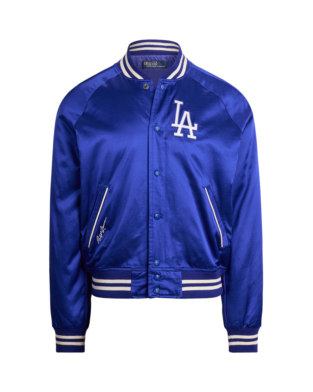 랄프 로렌 x MLB 캡슐 컬렉션 라인업🏇🏻⚾️

랄프 로렌과 MLB가 도쿄 시리즈를 맞아 협업 컬렉션을 선보였습니다.

랄프 로렌이 MLB와 함께 도쿄 시리즈를 기념하는 캡슐 컬렉션을 출시했습니다. 이번 협업은 LA 다저스와 시카고 컵스의 일본 개막전을 기념하며, 뉴욕 양키스 아이템도 포함되어 있습니다.

컬렉션은 새틴 바시티 재킷, 폴로 셔츠, 스웨터, 플리스, 모자 등으로 구성됐으며, 시부야 미야시타 파크의 팬존과 도쿄 내 팝업스토어에서 전시되고 있습니다.

현재 해당 제품은 랄프 로렌 및 MLB 공식 온라인몰, 플래그십 스토어, 각 팀의 홈 스타디움에서 구매할 수 있습니다. 이미지6