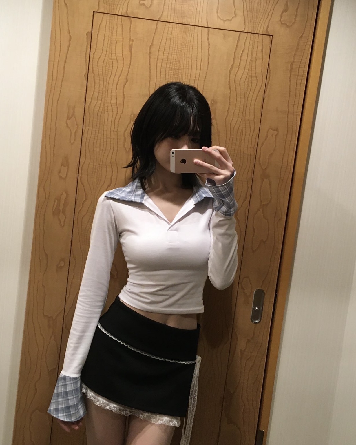 똑단발은 부담스럽다면💇‍♀️ 

트와이스 미나가 최근 레이어드 단발로 변신했습니다. 사진 속 미나는 부드럽게 층을 준 헤어스타일 덕분에 무심하면서도 시크한 매력이 물씬 풍기는데요. 일반적인 일자 단발과 달리 레이어드 컷은 얼굴 라인을 자연스럽게 감싸줘 훨씬 세련된 인상을 줍니다. 특히 앞머리와 연결되는 페이스라인 컷이 전체적인 분위기를 부드럽게 정리하면서 트렌디한 무드를 더해주죠.

트와이스 멤버 나연과 모모도 미나의 새로운 헤어스타일을 보고 직접 반응을 남길 정도로 반응이 아주 뜨거웠는데요. 팬들 사이에서도 “이렇게 단발이 잘 어울릴 수 있냐”는 댓글이 이어질 만큼 화제인데요. 미나는 이 헤어스타일에 빈티지한 스트라이프 티셔츠나 후디, 베이직한 크롭 티셔츠 등을 매치해 꾸안꾸의 정석을 보여줬습니다.

이런 레이어드 단발이 좋은 이유는 일자 단발보다 훨씬 가볍고 자연스러우며, 머리를 묶거나 다양한 스타일링에도 잘 어울린다는 점입니다. 일자 단발이 어울리지 않아 고민했던 분들이라면 이런 레이어드 단발이 훨씬 자연스럽고 부담 없이 시도해보기 좋습니다!

이 트렌디한 단발은 요즘 베이비몬스터 아현도 선택했는데요. 미나보다 조금 더 과감하게 층을 준 스타일로, 턱선을 따라 떨어지는 라인이 얼굴형을 자연스럽게 보완해 줍니다. 아현은 오프숄더 맨투맨이나 미니스커트 등 러블리한 아이템과 함께 매치해 발랄한 매력을 살렸죠.

헤어스타일에 변화를 주고 싶다면, 미나와 아현의 레이어드 단발 컷을 참고해 보세요. 가볍고 시크하면서도 꾸민 듯 안 꾸민 듯한 분위기까지. 단발 유목민들에게 완벽한 선택이 될 수 있습니다✨ 이미지7