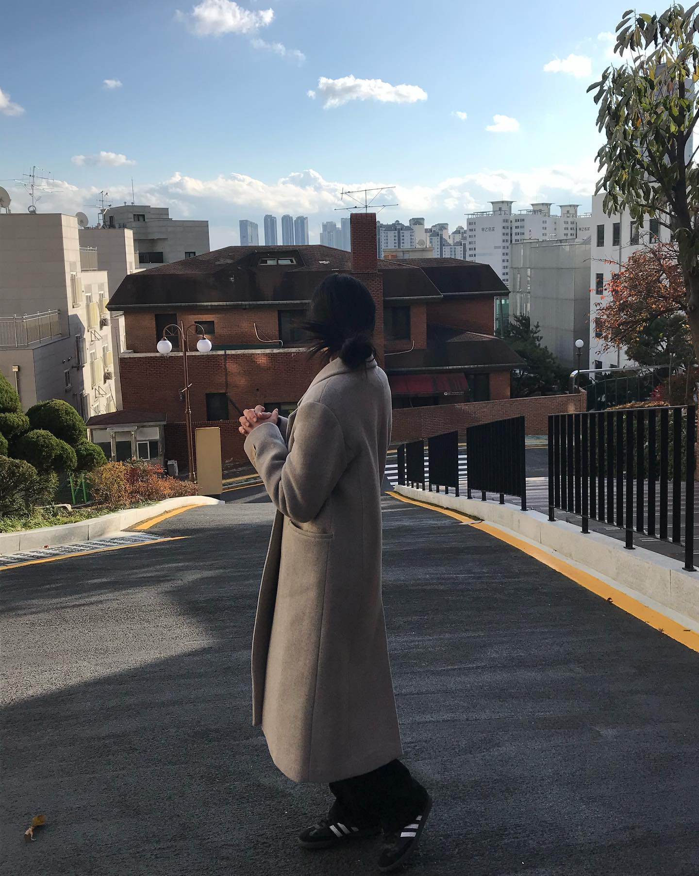 오예주의 스니커즈 활용법👟
롱 스커트에 페미닌하게, 미디 스커트에 캐주얼하게, 코트에 포멀하게 신는 스니커즈 코디🖤 이미지6