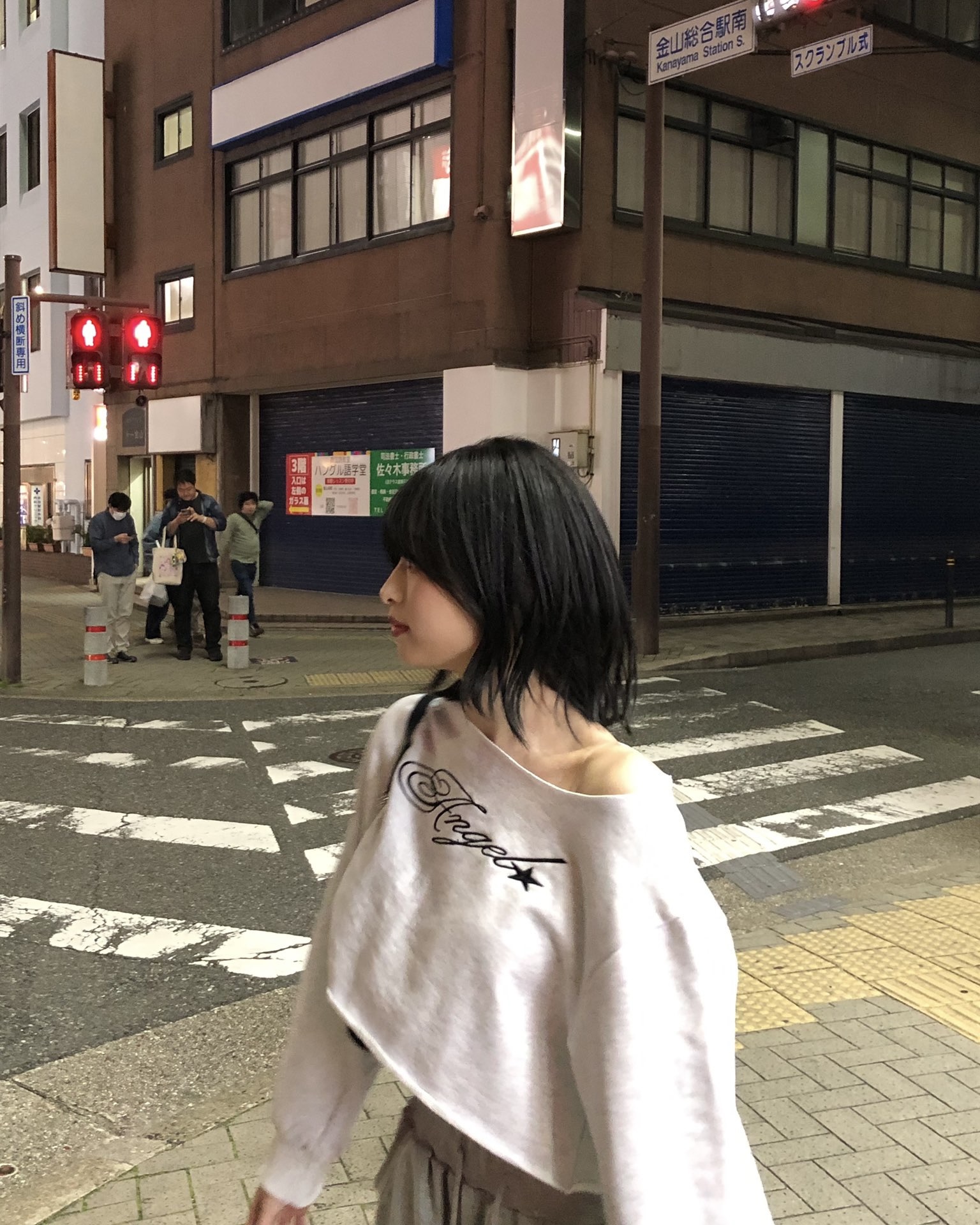 똑단발은 부담스럽다면💇‍♀️ 

트와이스 미나가 최근 레이어드 단발로 변신했습니다. 사진 속 미나는 부드럽게 층을 준 헤어스타일 덕분에 무심하면서도 시크한 매력이 물씬 풍기는데요. 일반적인 일자 단발과 달리 레이어드 컷은 얼굴 라인을 자연스럽게 감싸줘 훨씬 세련된 인상을 줍니다. 특히 앞머리와 연결되는 페이스라인 컷이 전체적인 분위기를 부드럽게 정리하면서 트렌디한 무드를 더해주죠.

트와이스 멤버 나연과 모모도 미나의 새로운 헤어스타일을 보고 직접 반응을 남길 정도로 반응이 아주 뜨거웠는데요. 팬들 사이에서도 “이렇게 단발이 잘 어울릴 수 있냐”는 댓글이 이어질 만큼 화제인데요. 미나는 이 헤어스타일에 빈티지한 스트라이프 티셔츠나 후디, 베이직한 크롭 티셔츠 등을 매치해 꾸안꾸의 정석을 보여줬습니다.

이런 레이어드 단발이 좋은 이유는 일자 단발보다 훨씬 가볍고 자연스러우며, 머리를 묶거나 다양한 스타일링에도 잘 어울린다는 점입니다. 일자 단발이 어울리지 않아 고민했던 분들이라면 이런 레이어드 단발이 훨씬 자연스럽고 부담 없이 시도해보기 좋습니다!

이 트렌디한 단발은 요즘 베이비몬스터 아현도 선택했는데요. 미나보다 조금 더 과감하게 층을 준 스타일로, 턱선을 따라 떨어지는 라인이 얼굴형을 자연스럽게 보완해 줍니다. 아현은 오프숄더 맨투맨이나 미니스커트 등 러블리한 아이템과 함께 매치해 발랄한 매력을 살렸죠.

헤어스타일에 변화를 주고 싶다면, 미나와 아현의 레이어드 단발 컷을 참고해 보세요. 가볍고 시크하면서도 꾸민 듯 안 꾸민 듯한 분위기까지. 단발 유목민들에게 완벽한 선택이 될 수 있습니다✨ 이미지6