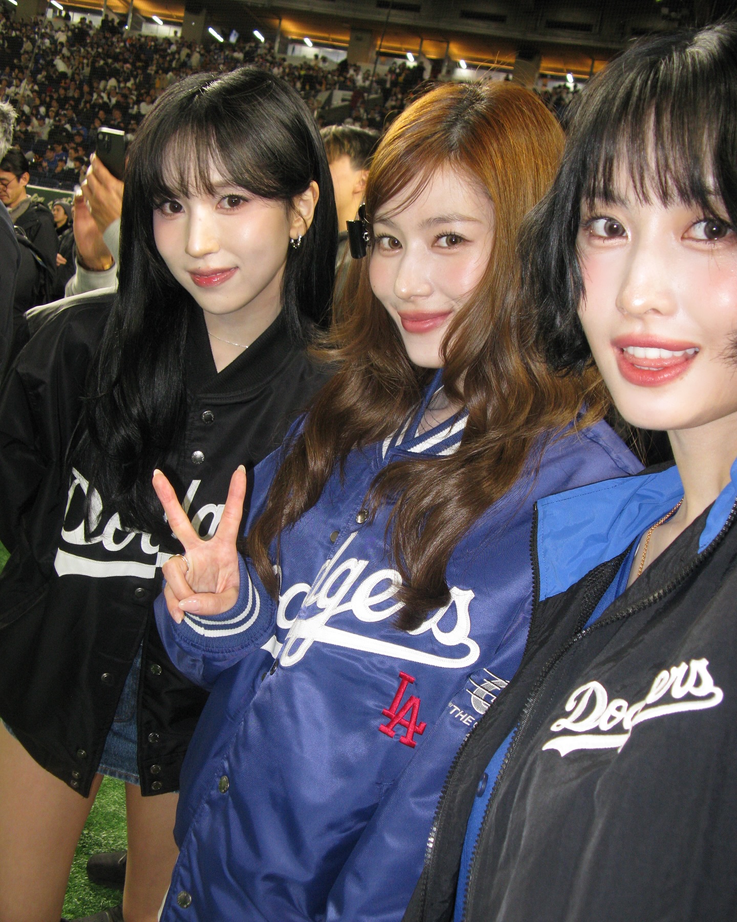 미사모로 보는 야구장 룩⚾️❤️

미사모(미나, 사나, 모모)가 지난 16일 도쿄돔에서 열린 LA다저스와 한신타이거즈 경기에서 시구 퍼포먼스를 선보였는데요. 모모, 미나에 이어 어제 사나까지 개인 인스타그램에 이날의 비하인드 사진을 업로드해 주었습니다.

미사모는 이 날 화이트 유니폼에 화이트 이너, 부츠컷 데님을 매치해 청순한 룩으로 시구 퍼포먼스를 했고, 경기 관람시에는 야구 점퍼 스타일링으로 캐주얼한 매력까지 보여주었죠. 올봄 야구장 룩을 고민 중이라면, 미사모의 스타일을 참고해보는 건 어떨까요? 🏟️⚾️ 이미지