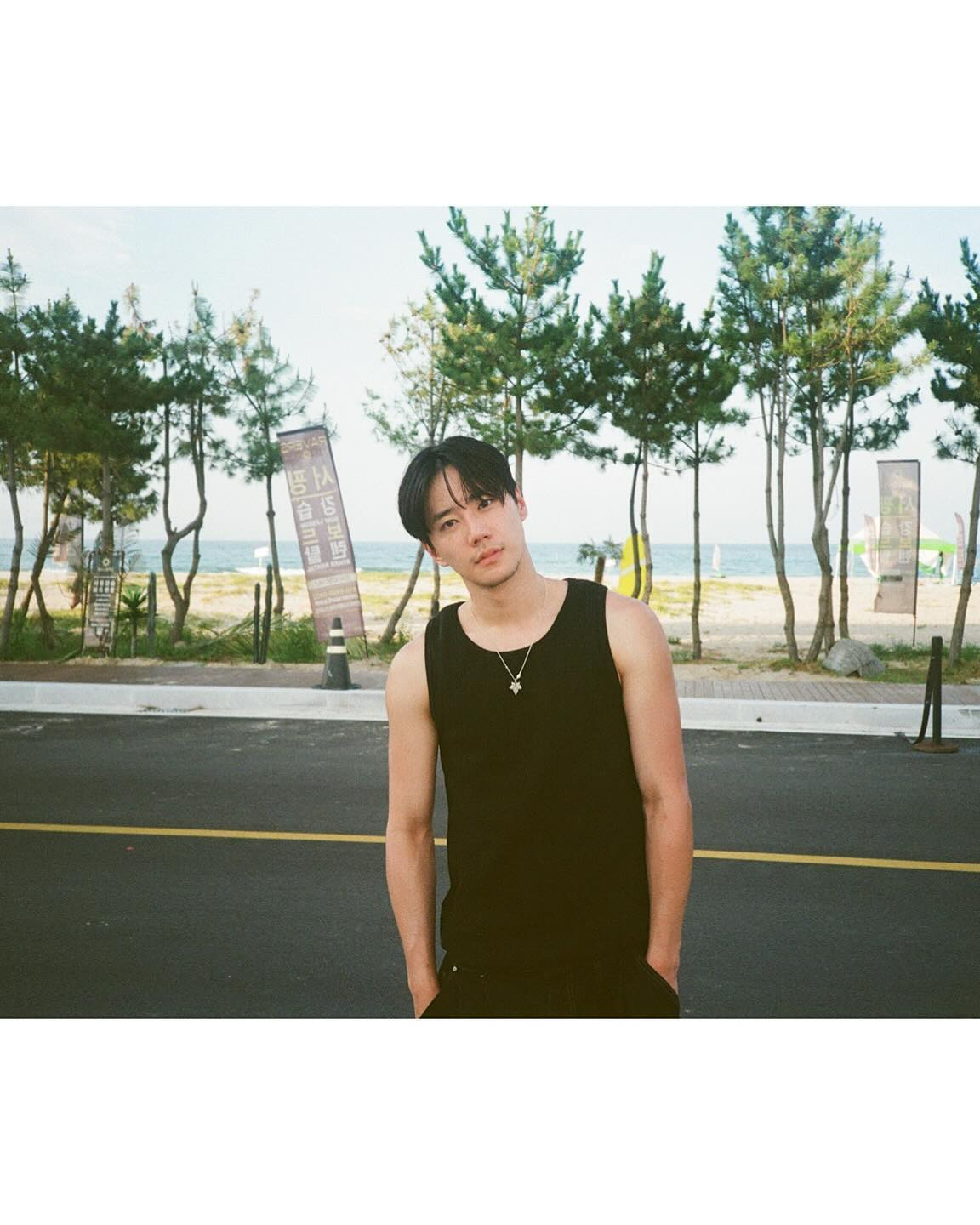 사실은 가수였던 금명이 남자친구
최근 '멜로무비'와 '폭싹 속았수다'에서 활약하며 인기를 끌고 있는 배우 이준영! 과거 아이돌 그룹 '유키스'의 멤버였던 그는 뛰어난 춤 실력을 보유하고 있는데요
그의 인스타그램을 보면 차가운 외모와 달리 귀여운 분위기의 사진들로 '남친짤'의 매력을 한껏 뽐내고 있습니다. 앞으로가 더욱 기대되는 이준영의 매력적인 사진을 슬라이드를 넘겨 확인해보세요!💚 이미지9