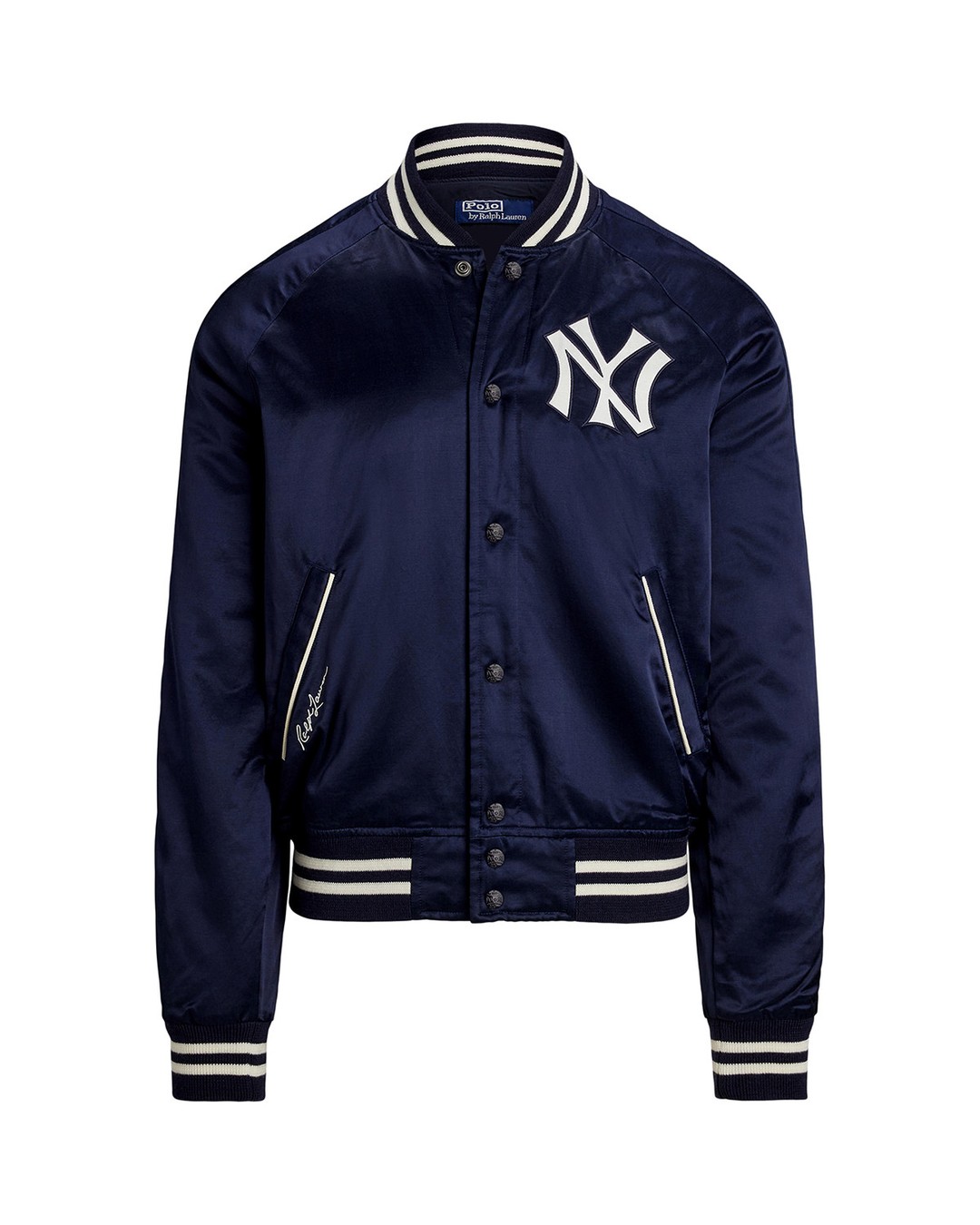 랄프 로렌 x MLB 캡슐 컬렉션 라인업🏇🏻⚾️

랄프 로렌과 MLB가 도쿄 시리즈를 맞아 협업 컬렉션을 선보였습니다.

랄프 로렌이 MLB와 함께 도쿄 시리즈를 기념하는 캡슐 컬렉션을 출시했습니다. 이번 협업은 LA 다저스와 시카고 컵스의 일본 개막전을 기념하며, 뉴욕 양키스 아이템도 포함되어 있습니다.

컬렉션은 새틴 바시티 재킷, 폴로 셔츠, 스웨터, 플리스, 모자 등으로 구성됐으며, 시부야 미야시타 파크의 팬존과 도쿄 내 팝업스토어에서 전시되고 있습니다.

현재 해당 제품은 랄프 로렌 및 MLB 공식 온라인몰, 플래그십 스토어, 각 팀의 홈 스타디움에서 구매할 수 있습니다. 이미지7
