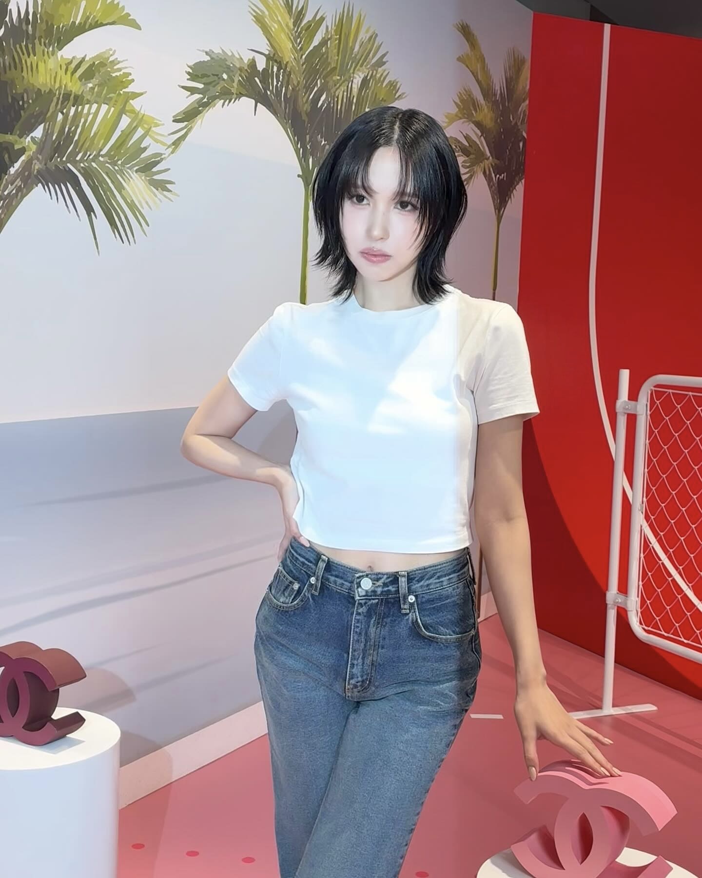 똑단발은 부담스럽다면💇‍♀️ 

트와이스 미나가 최근 레이어드 단발로 변신했습니다. 사진 속 미나는 부드럽게 층을 준 헤어스타일 덕분에 무심하면서도 시크한 매력이 물씬 풍기는데요. 일반적인 일자 단발과 달리 레이어드 컷은 얼굴 라인을 자연스럽게 감싸줘 훨씬 세련된 인상을 줍니다. 특히 앞머리와 연결되는 페이스라인 컷이 전체적인 분위기를 부드럽게 정리하면서 트렌디한 무드를 더해주죠.

트와이스 멤버 나연과 모모도 미나의 새로운 헤어스타일을 보고 직접 반응을 남길 정도로 반응이 아주 뜨거웠는데요. 팬들 사이에서도 “이렇게 단발이 잘 어울릴 수 있냐”는 댓글이 이어질 만큼 화제인데요. 미나는 이 헤어스타일에 빈티지한 스트라이프 티셔츠나 후디, 베이직한 크롭 티셔츠 등을 매치해 꾸안꾸의 정석을 보여줬습니다.

이런 레이어드 단발이 좋은 이유는 일자 단발보다 훨씬 가볍고 자연스러우며, 머리를 묶거나 다양한 스타일링에도 잘 어울린다는 점입니다. 일자 단발이 어울리지 않아 고민했던 분들이라면 이런 레이어드 단발이 훨씬 자연스럽고 부담 없이 시도해보기 좋습니다!

이 트렌디한 단발은 요즘 베이비몬스터 아현도 선택했는데요. 미나보다 조금 더 과감하게 층을 준 스타일로, 턱선을 따라 떨어지는 라인이 얼굴형을 자연스럽게 보완해 줍니다. 아현은 오프숄더 맨투맨이나 미니스커트 등 러블리한 아이템과 함께 매치해 발랄한 매력을 살렸죠.

헤어스타일에 변화를 주고 싶다면, 미나와 아현의 레이어드 단발 컷을 참고해 보세요. 가볍고 시크하면서도 꾸민 듯 안 꾸민 듯한 분위기까지. 단발 유목민들에게 완벽한 선택이 될 수 있습니다✨ 이미지4