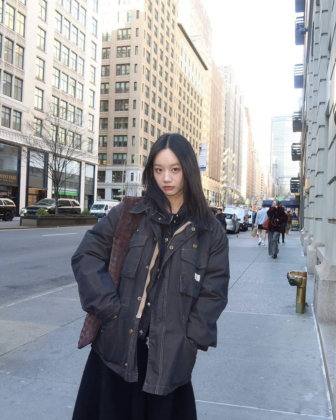 보부상 여행 룩으로 딱 좋은 ✅

뉴욕 도심 속을 무심하게 거닐고 있는 혜리, 툭 걸친 듯한 스타일인데도 분위기 한가득이죠. 혜리가 뉴욕 룩을 업로드했습니다. 이번 여행에서 그녀가 선택한 아이템들은 무심한 듯 시크한 뉴요커 무드가 그대로 담겨 있었습니다.

특히 오버사이즈 아우터와 함께한 브라운 컬러의 백이 눈에 띄는데요. 보부상들이 여행에서도 들고 다니기 좋은, 보테가 베네타 라지 홉 백입니다. 보테가 베네타 특유의 위빙으로 고급스러움을 살리고, 넉넉한 사이즈로 실용성까지 챙긴 가방이죠. 라지 홉의 가격은 649만 원입니다.

여기에 그녀의 손가락에 반짝이던 반지도 놓칠 수 없었는데요. 바로 샤넬의 코코 크러쉬 링입니다. 화이트 골드 소재에 심플하면서도 볼드한 퀼팅 디자인이 특징이죠. 혜리는 이 반지를 동생과 함께 ‘우정링’으로 맞췄다고 밝힌 적 있죠. 착용한 모델은 화이트 골드 스몰 사이즈로 보이는데요. 가격은 466만 원입니다.

바쁜 여행 스케줄 속에서도 혜리의 룩처럼 컬러는 절제하고 소재로 포인트를 주면, 멋은 물론 무드까지 챙길 수 있다는 사실. 요즘같이 간절기인 날씨에도 참고하면 좋은 레퍼런스죠. 혜리처럼 큰 가방과 깔끔한 주얼리 하나로 시크한 무드를 연출해 보세요! 이미지