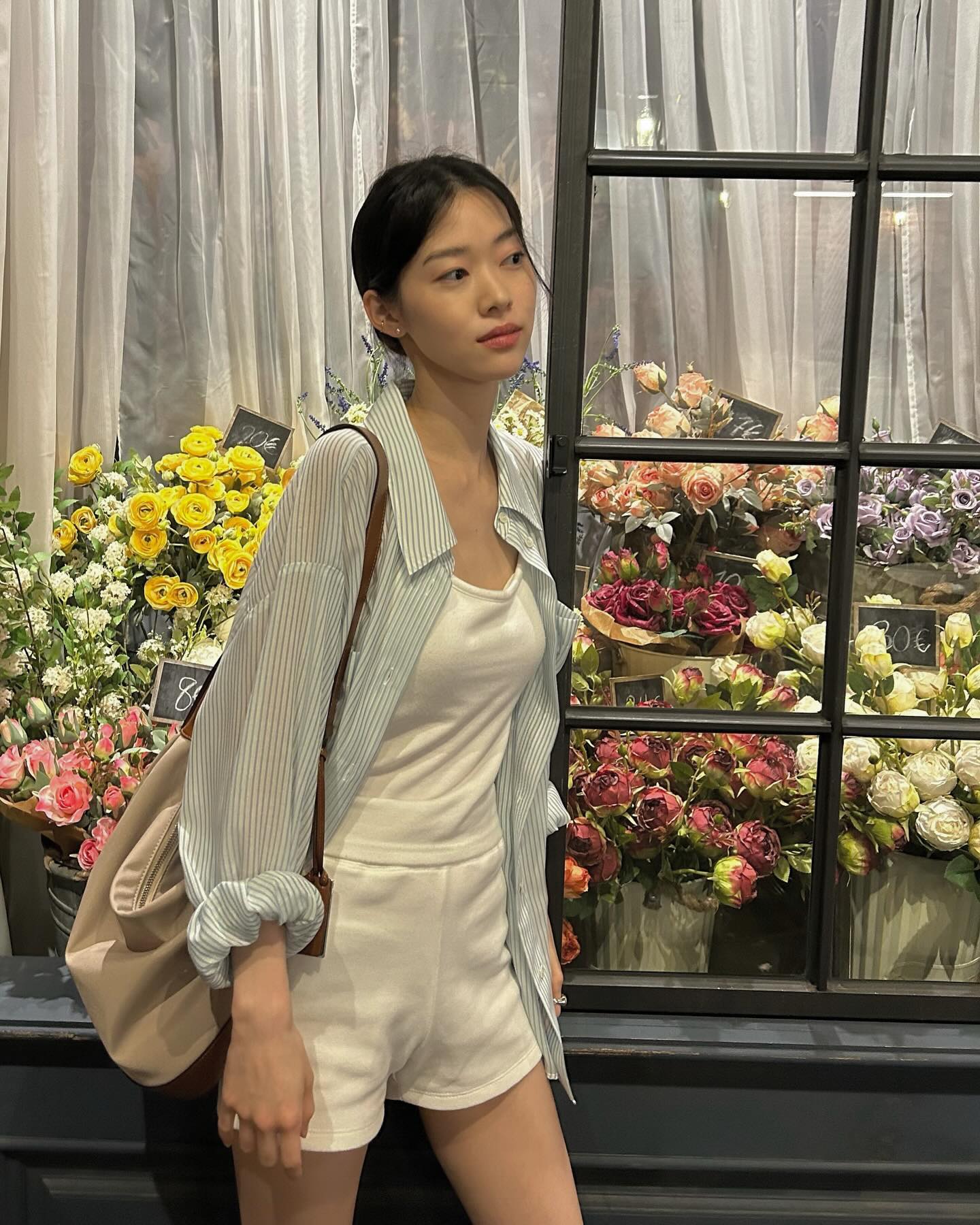 <폭싹 속았수다> 신스틸러 정이서✨

'송부선' 역할로 90년대 퀸카의 모습을 재현한 배우 정이서. 평소에는 수수한 스타일링으로 반전 매력을 선사합니다.

그녀의 데일리룩이 더욱 빛나는 이유는 화이트 티셔츠와 나시 같은 화이트 기본템을 완벽하게 활용하기 때문인데요.

셔츠와, 재킷 가디건에 매치하거나 때로는 원피스로 화이트 컬러를 활용하면, 깔끔하면서도 절대 심심하지 않은 정이서표 데일리룩을 완성할 수 있습니다🤍 이미지
