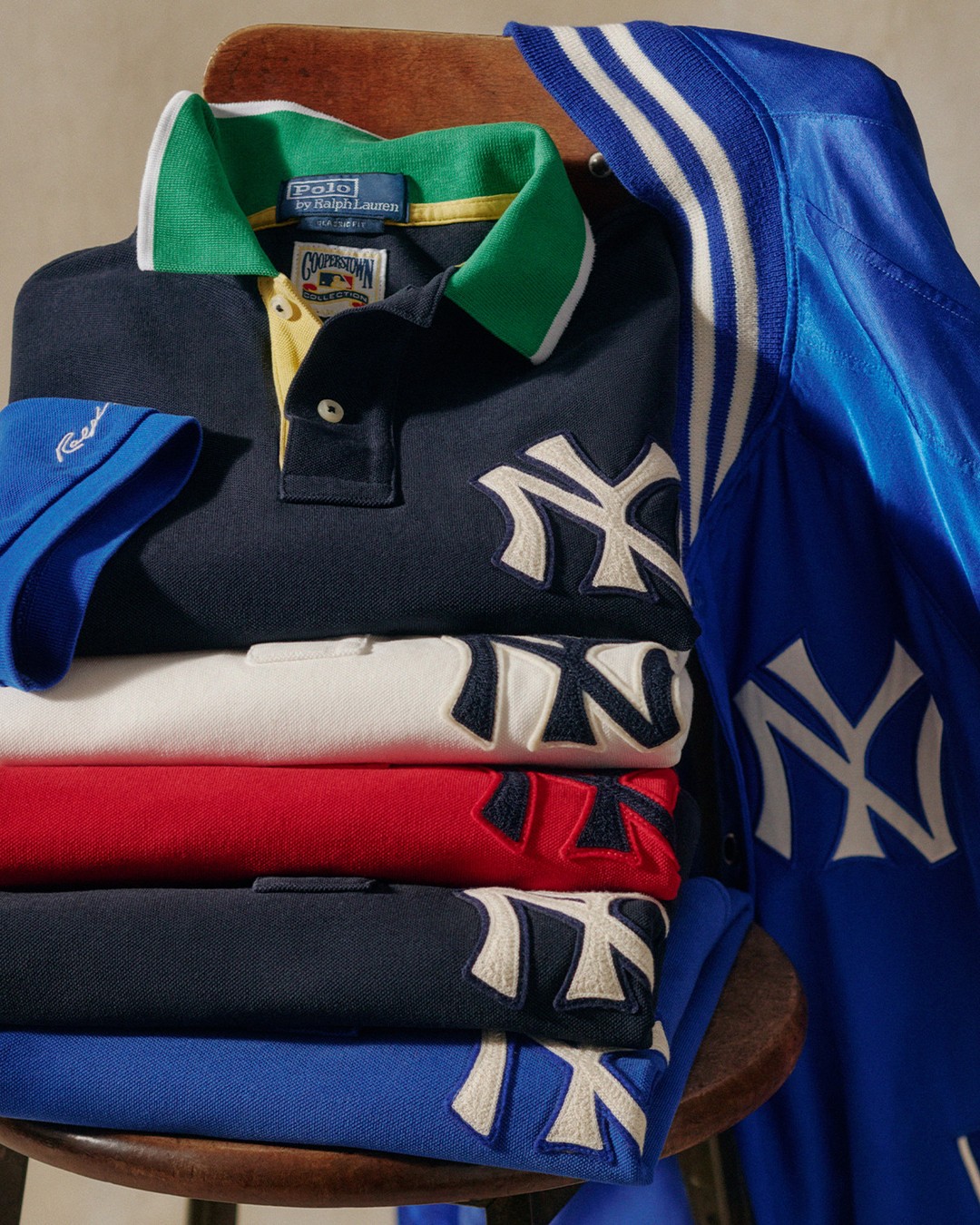 랄프 로렌 x MLB 캡슐 컬렉션 라인업🏇🏻⚾️

랄프 로렌과 MLB가 도쿄 시리즈를 맞아 협업 컬렉션을 선보였습니다.

랄프 로렌이 MLB와 함께 도쿄 시리즈를 기념하는 캡슐 컬렉션을 출시했습니다. 이번 협업은 LA 다저스와 시카고 컵스의 일본 개막전을 기념하며, 뉴욕 양키스 아이템도 포함되어 있습니다.

컬렉션은 새틴 바시티 재킷, 폴로 셔츠, 스웨터, 플리스, 모자 등으로 구성됐으며, 시부야 미야시타 파크의 팬존과 도쿄 내 팝업스토어에서 전시되고 있습니다.

현재 해당 제품은 랄프 로렌 및 MLB 공식 온라인몰, 플래그십 스토어, 각 팀의 홈 스타디움에서 구매할 수 있습니다. 이미지