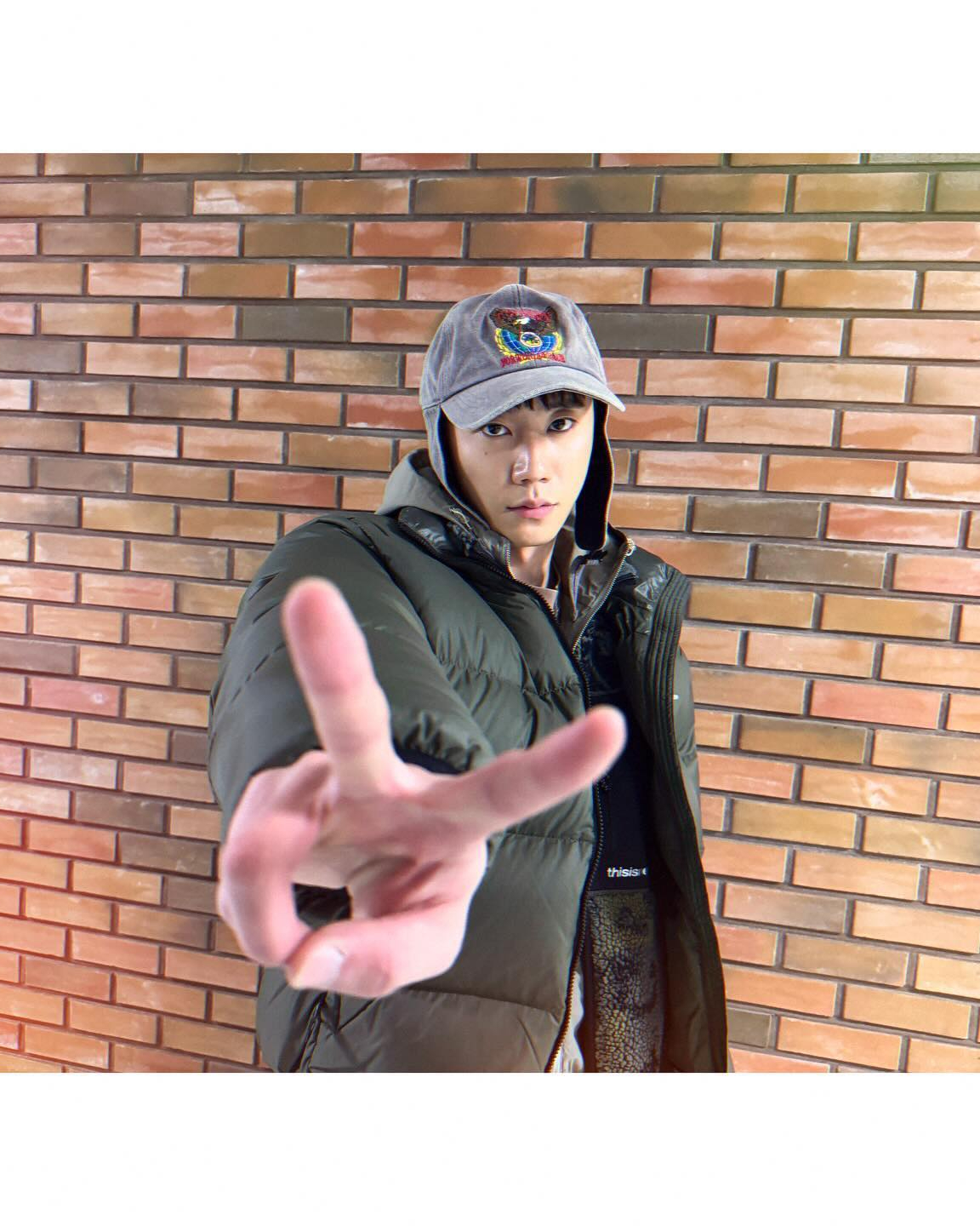 사실은 가수였던 금명이 남자친구
최근 '멜로무비'와 '폭싹 속았수다'에서 활약하며 인기를 끌고 있는 배우 이준영! 과거 아이돌 그룹 '유키스'의 멤버였던 그는 뛰어난 춤 실력을 보유하고 있는데요
그의 인스타그램을 보면 차가운 외모와 달리 귀여운 분위기의 사진들로 '남친짤'의 매력을 한껏 뽐내고 있습니다. 앞으로가 더욱 기대되는 이준영의 매력적인 사진을 슬라이드를 넘겨 확인해보세요!💚 이미지8