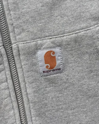 칼하트x슈프림 콜라보 후드집업🔥
이 후디는 슈프림(supreme)이 칼하트(carhartt)로고를 변형해 만든 로고로 레어한 제품 중 하나입니다.
2001년 일본 한정 발매로 확인되며 정식 콜라보 제품이 아닌 슈프림이 독자적으로 만든 디자인으로 알려져 있습니다.
이거 귀하네요😎 이미지