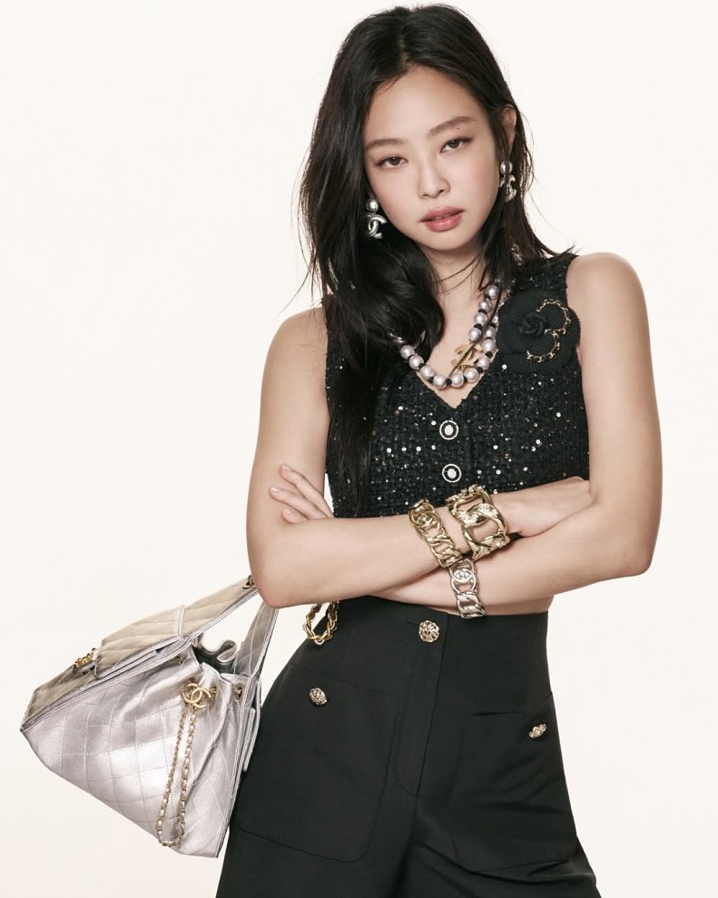 샤넬걸 제니의 25백🖤

샤넬 앰버서더 제니의 새 25백 캠페인이 공개되면서 또 하나의 ‘IT BAG’이 탄생했습니다. 숄더 호보 스타일로 편안한 착용감과 실용성을 모두 갖춘 25백은 샤넬의 클래식한 디테일을 현대적으로 풀어낸 디자인이죠.

퀼팅, 가죽 체인, 멀티 포켓까지 샤넬을 상징하는 요소들이 고급스럽게 담겨 있습니다. 제니는 화보뿐만 아니라 일상생활에서도 25백을 자주 착용했는데요. 공항 입국할 때에도, 공연장에서도 제니의 어깨에는 이 25백이 걸려 있었죠. 제니는 데님 소재에 키링을 더해 백꾸까지 완성했네요!

25백은 스몰, 미디엄, 라지 세 가지 사이즈로 출시되며, 블랙과 화이트는 물론 파스텔톤까지 다양한 컬러가 있어 선택의 폭도 넓습니다. 소재 또한 그레인드 카프스킨, 데님 등 다양한 버전이 있습니다. 가격은 카프스킨 소재 스몰 기준 907만 원입니다.

제니처럼 트위드 재킷에 매치해도 좋고, 캐주얼한 룩에도 찰떡같이 어울리는 25백은 시즌 백을 넘어 샤넬의 새로운 스테디 라인으로 주목받고 있죠.

스테디 라인이라도 출시 시기를 지나면 구하기 힘들어지는 샤넬이니, 샤넬 가방 고민 중이라면 바로 부티크에서 25백을 만나보세요🖤 이미지7