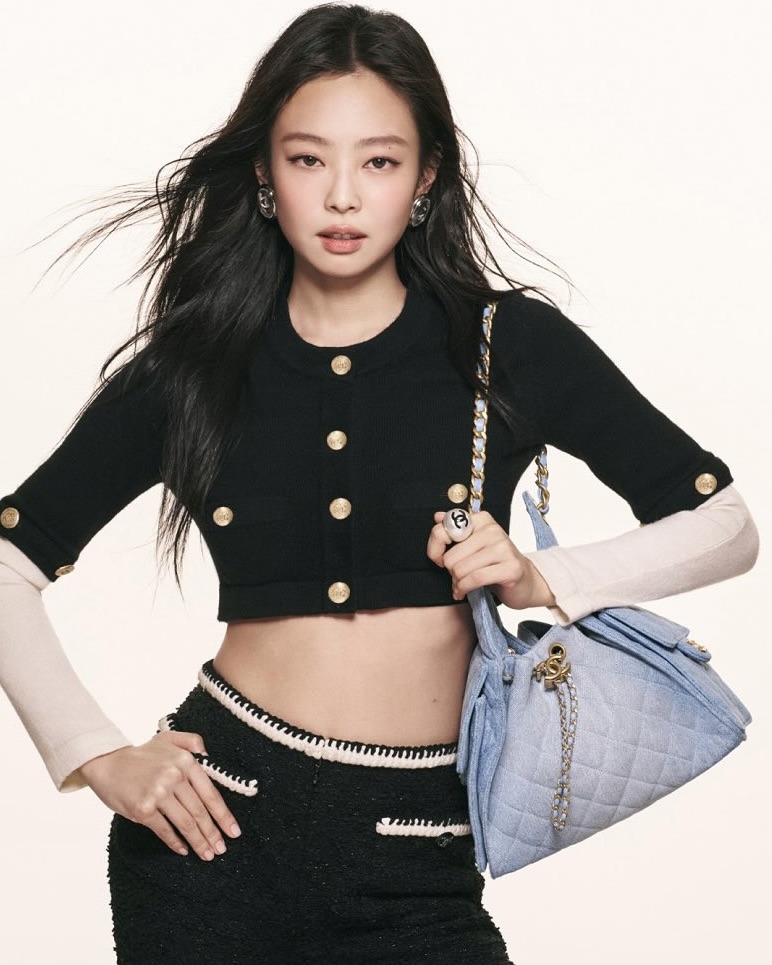 샤넬걸 제니의 25백🖤

샤넬 앰버서더 제니의 새 25백 캠페인이 공개되면서 또 하나의 ‘IT BAG’이 탄생했습니다. 숄더 호보 스타일로 편안한 착용감과 실용성을 모두 갖춘 25백은 샤넬의 클래식한 디테일을 현대적으로 풀어낸 디자인이죠.

퀼팅, 가죽 체인, 멀티 포켓까지 샤넬을 상징하는 요소들이 고급스럽게 담겨 있습니다. 제니는 화보뿐만 아니라 일상생활에서도 25백을 자주 착용했는데요. 공항 입국할 때에도, 공연장에서도 제니의 어깨에는 이 25백이 걸려 있었죠. 제니는 데님 소재에 키링을 더해 백꾸까지 완성했네요!

25백은 스몰, 미디엄, 라지 세 가지 사이즈로 출시되며, 블랙과 화이트는 물론 파스텔톤까지 다양한 컬러가 있어 선택의 폭도 넓습니다. 소재 또한 그레인드 카프스킨, 데님 등 다양한 버전이 있습니다. 가격은 카프스킨 소재 스몰 기준 907만 원입니다.

제니처럼 트위드 재킷에 매치해도 좋고, 캐주얼한 룩에도 찰떡같이 어울리는 25백은 시즌 백을 넘어 샤넬의 새로운 스테디 라인으로 주목받고 있죠.

스테디 라인이라도 출시 시기를 지나면 구하기 힘들어지는 샤넬이니, 샤넬 가방 고민 중이라면 바로 부티크에서 25백을 만나보세요🖤 이미지6