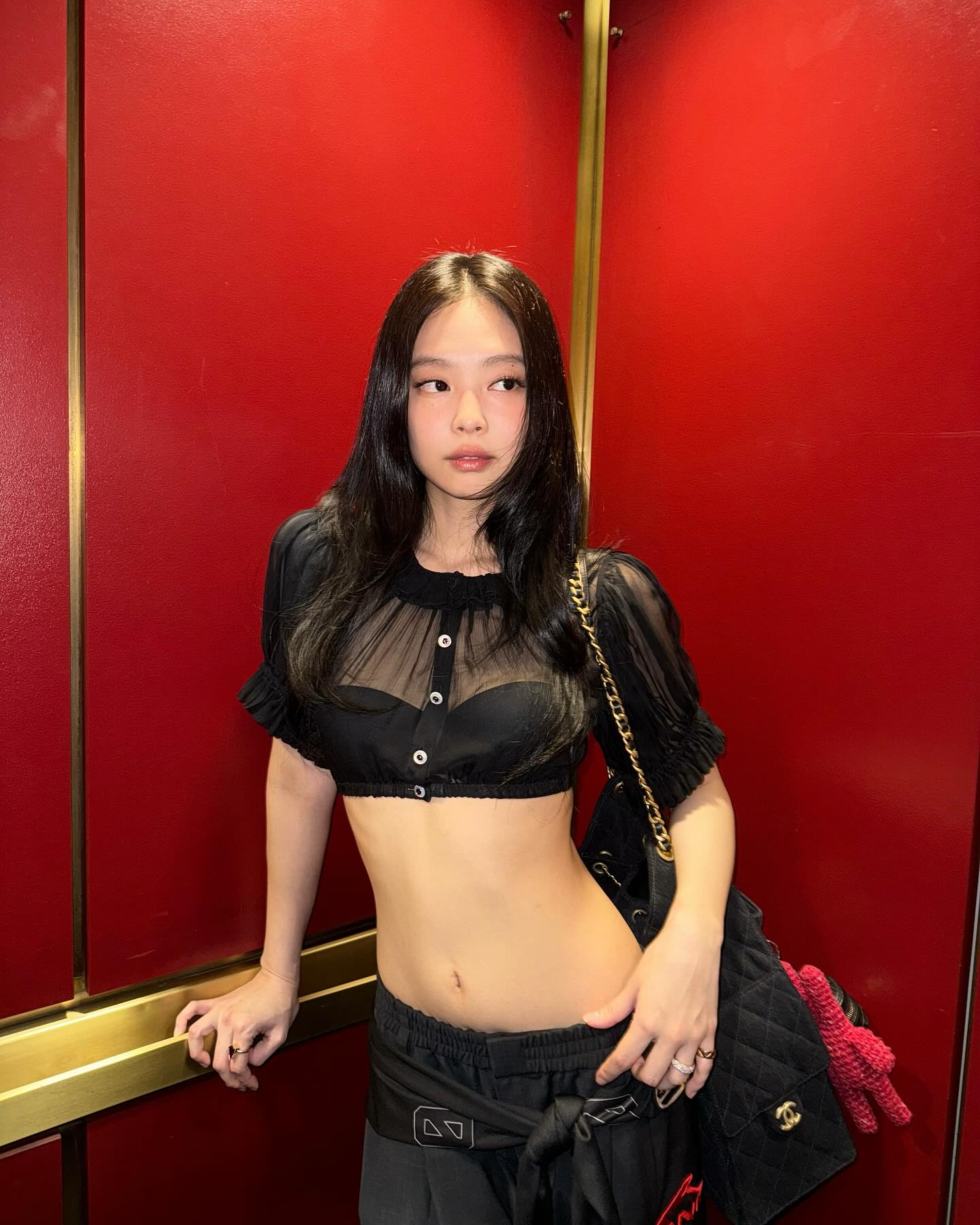 샤넬걸 제니의 25백🖤

샤넬 앰버서더 제니의 새 25백 캠페인이 공개되면서 또 하나의 ‘IT BAG’이 탄생했습니다. 숄더 호보 스타일로 편안한 착용감과 실용성을 모두 갖춘 25백은 샤넬의 클래식한 디테일을 현대적으로 풀어낸 디자인이죠.

퀼팅, 가죽 체인, 멀티 포켓까지 샤넬을 상징하는 요소들이 고급스럽게 담겨 있습니다. 제니는 화보뿐만 아니라 일상생활에서도 25백을 자주 착용했는데요. 공항 입국할 때에도, 공연장에서도 제니의 어깨에는 이 25백이 걸려 있었죠. 제니는 데님 소재에 키링을 더해 백꾸까지 완성했네요!

25백은 스몰, 미디엄, 라지 세 가지 사이즈로 출시되며, 블랙과 화이트는 물론 파스텔톤까지 다양한 컬러가 있어 선택의 폭도 넓습니다. 소재 또한 그레인드 카프스킨, 데님 등 다양한 버전이 있습니다. 가격은 카프스킨 소재 스몰 기준 907만 원입니다.

제니처럼 트위드 재킷에 매치해도 좋고, 캐주얼한 룩에도 찰떡같이 어울리는 25백은 시즌 백을 넘어 샤넬의 새로운 스테디 라인으로 주목받고 있죠.

스테디 라인이라도 출시 시기를 지나면 구하기 힘들어지는 샤넬이니, 샤넬 가방 고민 중이라면 바로 부티크에서 25백을 만나보세요🖤 이미지9