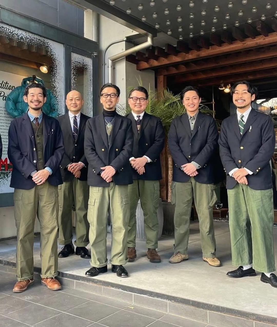 빔즈(BEAMS)가 한국에 옵니다.🙌

일본을 대표하는 편집숍 '빔즈(BEAMS)'의 한국 공식 계정이 개설되었습니다. 

1976년 도쿄 하라주쿠에서 시작된 일본의 대표 셀렉트숍 빔즈는 다양한 국내외 브랜드를 큐레이션하고 자체 레이블도 함께 전개하는 라이프스타일 지향 브랜드인데요.

아메리칸 캐주얼, 스트리트, 프레피룩 등 다채로운 스타일을 그들만의 감성으로 재해석해 소개합니다. 단순한 패션을 넘어 예술, 음악, 인테리어까지 아우르는 문화 콘텐츠로 확장해온 것이 특징. 

한국 공식 계정은 작년 11월부터 준비되고 있던 것으로 보여집니다. 이는 오랜 시간 한국 시장을 지켜보며 완성도 높은 브랜드 경험을 선보이기 위한 준비의 과정이 있었음을 암시하는데요. 

한국 소비자 사이에서 아메카지와 빈티지 스트리트웨어가 다시 주목받고 있는 지금, 빔즈는 자신만의 철학과 큐레이션 감각으로 한국 소비자들과 진정성 있게 소통할 것으로 기대됩니다.

브랜드와 문화, 그리고 스타일을 함께 제안하는 빔즈의 다음 행보를 함께 지켜보시죠! 👀 이미지3
