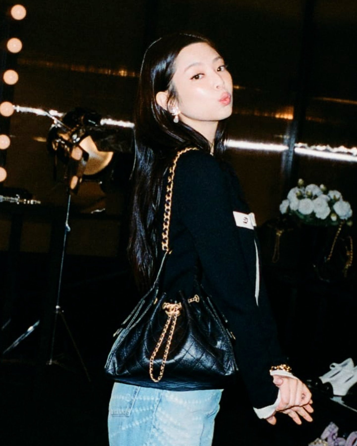 샤넬걸 제니의 25백🖤

샤넬 앰버서더 제니의 새 25백 캠페인이 공개되면서 또 하나의 ‘IT BAG’이 탄생했습니다. 숄더 호보 스타일로 편안한 착용감과 실용성을 모두 갖춘 25백은 샤넬의 클래식한 디테일을 현대적으로 풀어낸 디자인이죠.

퀼팅, 가죽 체인, 멀티 포켓까지 샤넬을 상징하는 요소들이 고급스럽게 담겨 있습니다. 제니는 화보뿐만 아니라 일상생활에서도 25백을 자주 착용했는데요. 공항 입국할 때에도, 공연장에서도 제니의 어깨에는 이 25백이 걸려 있었죠. 제니는 데님 소재에 키링을 더해 백꾸까지 완성했네요!

25백은 스몰, 미디엄, 라지 세 가지 사이즈로 출시되며, 블랙과 화이트는 물론 파스텔톤까지 다양한 컬러가 있어 선택의 폭도 넓습니다. 소재 또한 그레인드 카프스킨, 데님 등 다양한 버전이 있습니다. 가격은 카프스킨 소재 스몰 기준 907만 원입니다.

제니처럼 트위드 재킷에 매치해도 좋고, 캐주얼한 룩에도 찰떡같이 어울리는 25백은 시즌 백을 넘어 샤넬의 새로운 스테디 라인으로 주목받고 있죠.

스테디 라인이라도 출시 시기를 지나면 구하기 힘들어지는 샤넬이니, 샤넬 가방 고민 중이라면 바로 부티크에서 25백을 만나보세요🖤 이미지3