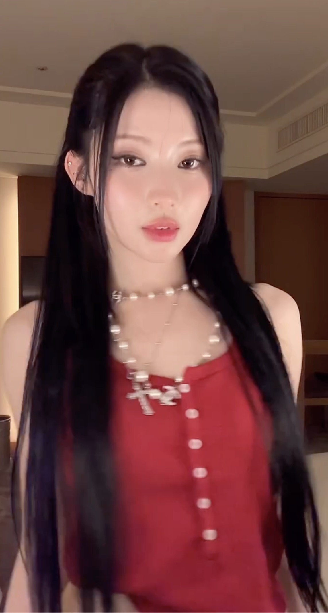 한 번만 본 사람은 없는 아사 릴스❤️
레드 민소매 + 로우라이즈 팬츠로 핫한 매력 더하기✨  이미지