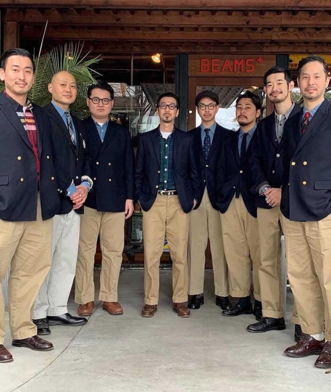 빔즈(BEAMS)가 한국에 옵니다.🙌

일본을 대표하는 편집숍 '빔즈(BEAMS)'의 한국 공식 계정이 개설되었습니다. 

1976년 도쿄 하라주쿠에서 시작된 일본의 대표 셀렉트숍 빔즈는 다양한 국내외 브랜드를 큐레이션하고 자체 레이블도 함께 전개하는 라이프스타일 지향 브랜드인데요.

아메리칸 캐주얼, 스트리트, 프레피룩 등 다채로운 스타일을 그들만의 감성으로 재해석해 소개합니다. 단순한 패션을 넘어 예술, 음악, 인테리어까지 아우르는 문화 콘텐츠로 확장해온 것이 특징. 

한국 공식 계정은 작년 11월부터 준비되고 있던 것으로 보여집니다. 이는 오랜 시간 한국 시장을 지켜보며 완성도 높은 브랜드 경험을 선보이기 위한 준비의 과정이 있었음을 암시하는데요. 

한국 소비자 사이에서 아메카지와 빈티지 스트리트웨어가 다시 주목받고 있는 지금, 빔즈는 자신만의 철학과 큐레이션 감각으로 한국 소비자들과 진정성 있게 소통할 것으로 기대됩니다.

브랜드와 문화, 그리고 스타일을 함께 제안하는 빔즈의 다음 행보를 함께 지켜보시죠! 👀 이미지5