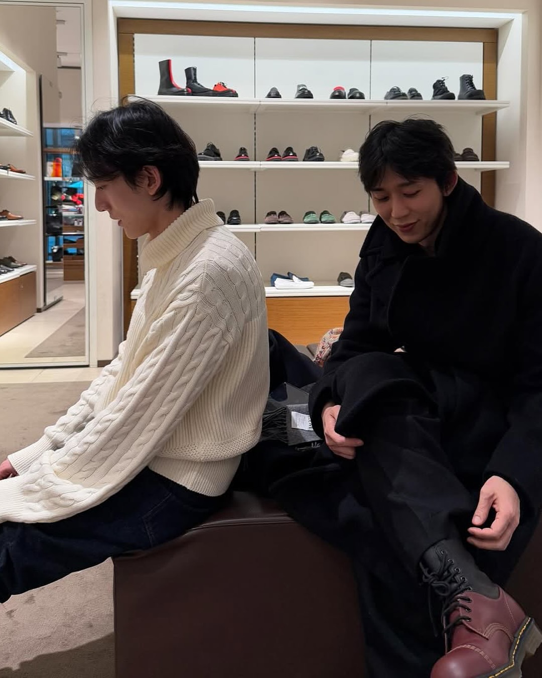 셀럽들이 푹 빠진 닥터마틴👞
클래식과 트렌드, 스트릿 무드까지! 셀럽📍 닥터마틴 모음집

스타일 좀 아는 셀럽들이 하나같이 신는 신발이 있습니다. 바로 닥터마틴 슈즈. 새 신을 발에 맞추는 과정에서 뒷꿈치가 상하는 경우가 많은 까닭에 '악마의 신발'이라는 오명이 있지만 데일리룩부터 스트릿 무드까지 완벽하게 소화하는 만능템인 만큼 결코 포기할 수 없습니다. 변우석, 코쿤, 박규영 등 셀럽들은 과연 어떤 닥터마틴을 선택했을까요?

- 변우석: 로웰 슈즈 올리브 컬러, 28만 원
부드러운 올리브 컬러와 모크토 디자인이 특징인 ‘로웰 슈즈’는 변우석의 내추럴한 스타일과 완벽하게 어우러집니다. 스티치 디테일까지 더해져 클래식하면서도 편안한 느낌을 주는 점이 특징입니다.

- 박규영: 닥터마틴 x 스투시 2295 데콘 샌드 헤어리 스웨이드 부츠 탄, 28만 원
박규영은 닥터마틴 x 스투시 콜라보레이션 부츠를 선택했습니다. 헤어리 스웨이드 텍스처와 탄 컬러 조합이 세련되면서도 빈티지한 감성을 더해주죠. 데님이나 롱스커트와 매치하면 자연스러운 멋을 극대화할 수 있는 아이템!

- 코쿤: 닥터마틴 x MM6 메종 마르지엘라 캡슐 컬렉션, 50만 원대
패션 피플이라면 한 번쯤 눈여겨본 '닥터마틴 x MM6 메종 마르지엘라 캡슐 컬렉션'. 감각적인 하이패션 무드를 자랑하는 이 부츠는 코쿤의 독보적인 스타일을 더욱 빛나게 해준다. 닥터마틴 고유의 실루엣을 유지하면서도 마르지엘라의 해체주의 감성이 가미된 디자인이 특징. 하나만 신어도 룩의 중심이 되는 강렬한 존재감을 가진 아이템입니다.

-김보라: 닥터마틴 1461 블랙, 21만 원
기본 중의 기본, 닥터마틴 ‘1461 블랙’. 김보라의 슈즈는 군더더기 없는 디자인으로 스타일리시한 분위기를 낼 수 있어 ‘꾸안꾸’ 무드를 연출하기 좋은 아이템이죠.

-아이브 리즈: 닥터마틴 1461 쿼드 블랙, 25만 원
블랙 컬러에 두툼한 쿼드 솔이 더해진 '1461 쿼드 블랙’은 리즈의 데일리룩에 시크한 무드를 더해줍니다. 깔끔한 디자인과 무게감 있는 실루엣 덕분에 어떤 룩에도 멋스럽게 어울리는 것이 포인트. 스커트, 데님, 슬랙스까지 모든 스타일링이 가능해 활용도가 높은 아이템입니다.

심플하면서도 존재감 있는 디자인과 다양한 스타일링이 가능한 활용도 높은 슈즈. 셀럽들의 선택을 보면 트렌드는 명확합니다. 이번 봄, 닥터마틴으로 스타일 업그레이드해보는 건 어떨까요? 이미지