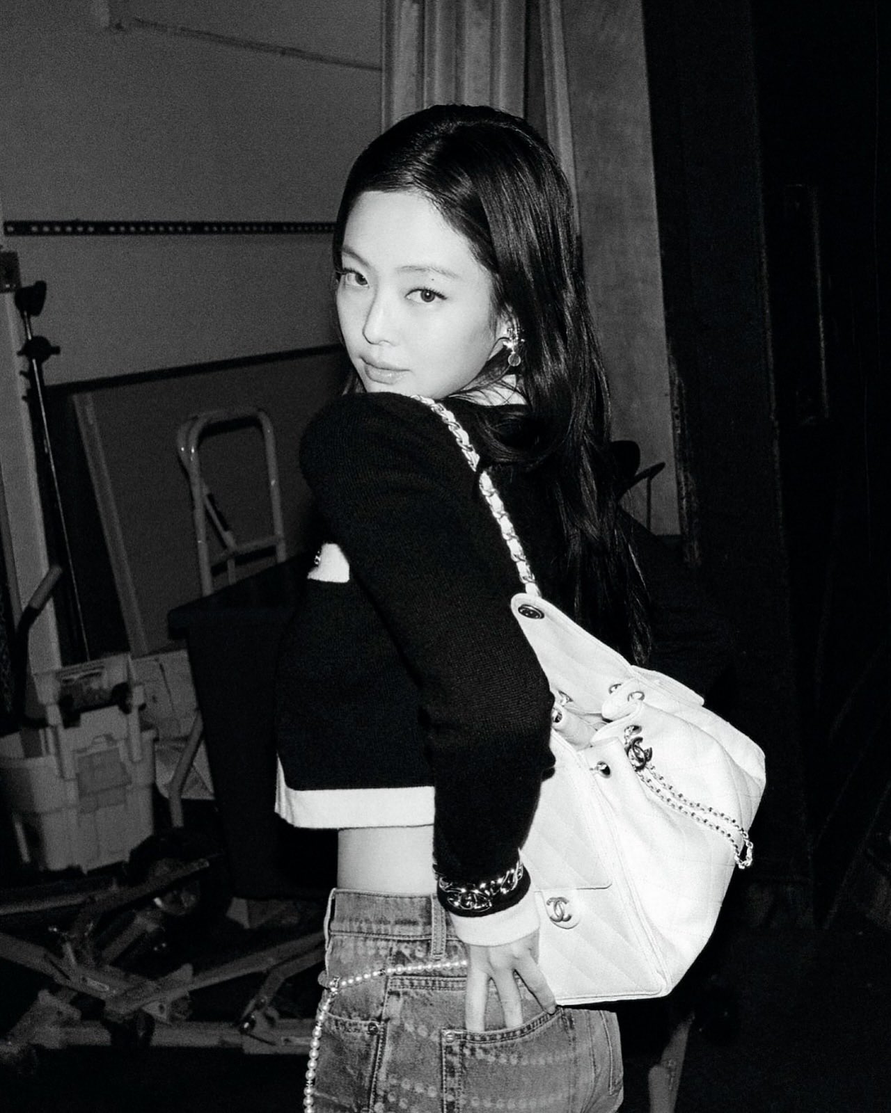 샤넬걸 제니의 25백🖤

샤넬 앰버서더 제니의 새 25백 캠페인이 공개되면서 또 하나의 ‘IT BAG’이 탄생했습니다. 숄더 호보 스타일로 편안한 착용감과 실용성을 모두 갖춘 25백은 샤넬의 클래식한 디테일을 현대적으로 풀어낸 디자인이죠.

퀼팅, 가죽 체인, 멀티 포켓까지 샤넬을 상징하는 요소들이 고급스럽게 담겨 있습니다. 제니는 화보뿐만 아니라 일상생활에서도 25백을 자주 착용했는데요. 공항 입국할 때에도, 공연장에서도 제니의 어깨에는 이 25백이 걸려 있었죠. 제니는 데님 소재에 키링을 더해 백꾸까지 완성했네요!

25백은 스몰, 미디엄, 라지 세 가지 사이즈로 출시되며, 블랙과 화이트는 물론 파스텔톤까지 다양한 컬러가 있어 선택의 폭도 넓습니다. 소재 또한 그레인드 카프스킨, 데님 등 다양한 버전이 있습니다. 가격은 카프스킨 소재 스몰 기준 907만 원입니다.

제니처럼 트위드 재킷에 매치해도 좋고, 캐주얼한 룩에도 찰떡같이 어울리는 25백은 시즌 백을 넘어 샤넬의 새로운 스테디 라인으로 주목받고 있죠.

스테디 라인이라도 출시 시기를 지나면 구하기 힘들어지는 샤넬이니, 샤넬 가방 고민 중이라면 바로 부티크에서 25백을 만나보세요🖤 이미지
