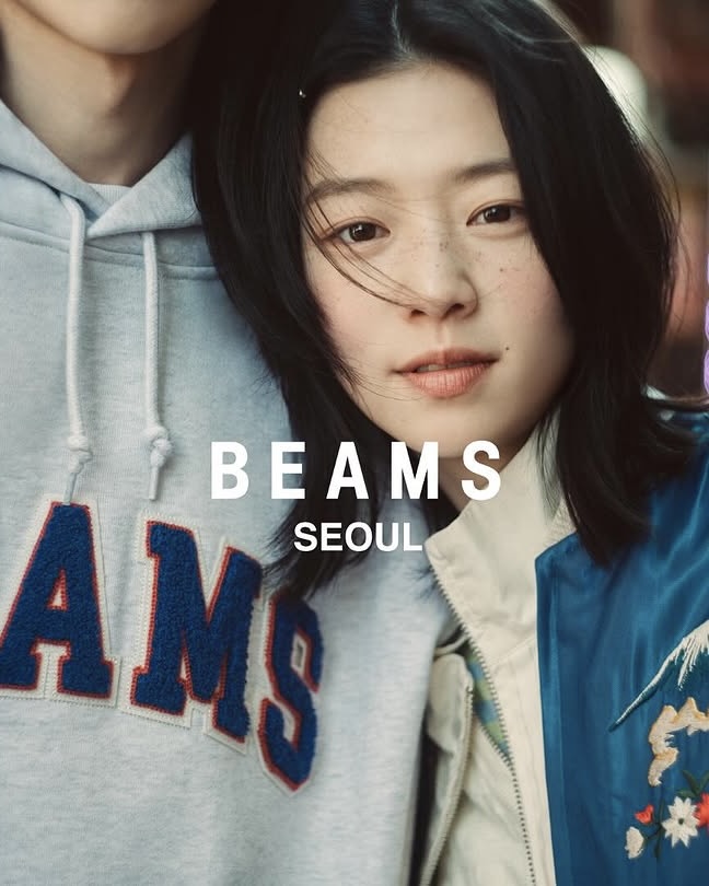 빔즈(BEAMS)가 한국에 옵니다.🙌

일본을 대표하는 편집숍 '빔즈(BEAMS)'의 한국 공식 계정이 개설되었습니다. 

1976년 도쿄 하라주쿠에서 시작된 일본의 대표 셀렉트숍 빔즈는 다양한 국내외 브랜드를 큐레이션하고 자체 레이블도 함께 전개하는 라이프스타일 지향 브랜드인데요.

아메리칸 캐주얼, 스트리트, 프레피룩 등 다채로운 스타일을 그들만의 감성으로 재해석해 소개합니다. 단순한 패션을 넘어 예술, 음악, 인테리어까지 아우르는 문화 콘텐츠로 확장해온 것이 특징. 

한국 공식 계정은 작년 11월부터 준비되고 있던 것으로 보여집니다. 이는 오랜 시간 한국 시장을 지켜보며 완성도 높은 브랜드 경험을 선보이기 위한 준비의 과정이 있었음을 암시하는데요. 

한국 소비자 사이에서 아메카지와 빈티지 스트리트웨어가 다시 주목받고 있는 지금, 빔즈는 자신만의 철학과 큐레이션 감각으로 한국 소비자들과 진정성 있게 소통할 것으로 기대됩니다.

브랜드와 문화, 그리고 스타일을 함께 제안하는 빔즈의 다음 행보를 함께 지켜보시죠! 👀 이미지7