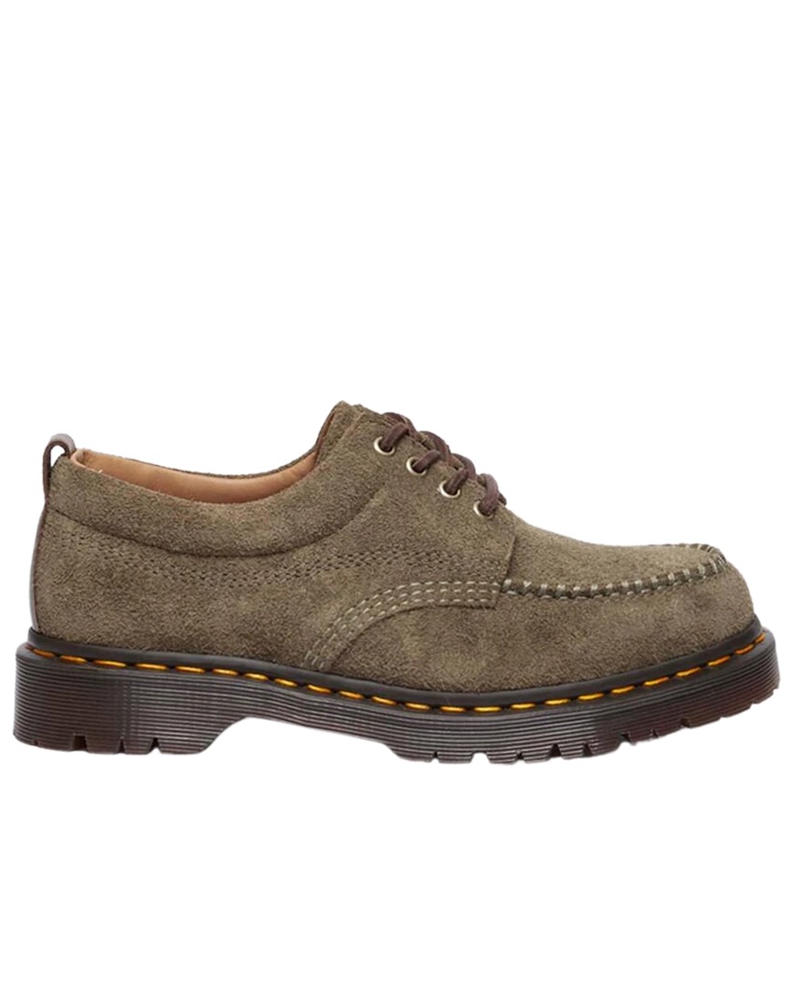 셀럽들이 푹 빠진 닥터마틴👞
클래식과 트렌드, 스트릿 무드까지! 셀럽📍 닥터마틴 모음집

스타일 좀 아는 셀럽들이 하나같이 신는 신발이 있습니다. 바로 닥터마틴 슈즈. 새 신을 발에 맞추는 과정에서 뒷꿈치가 상하는 경우가 많은 까닭에 '악마의 신발'이라는 오명이 있지만 데일리룩부터 스트릿 무드까지 완벽하게 소화하는 만능템인 만큼 결코 포기할 수 없습니다. 변우석, 코쿤, 박규영 등 셀럽들은 과연 어떤 닥터마틴을 선택했을까요?

- 변우석: 로웰 슈즈 올리브 컬러, 28만 원
부드러운 올리브 컬러와 모크토 디자인이 특징인 ‘로웰 슈즈’는 변우석의 내추럴한 스타일과 완벽하게 어우러집니다. 스티치 디테일까지 더해져 클래식하면서도 편안한 느낌을 주는 점이 특징입니다.

- 박규영: 닥터마틴 x 스투시 2295 데콘 샌드 헤어리 스웨이드 부츠 탄, 28만 원
박규영은 닥터마틴 x 스투시 콜라보레이션 부츠를 선택했습니다. 헤어리 스웨이드 텍스처와 탄 컬러 조합이 세련되면서도 빈티지한 감성을 더해주죠. 데님이나 롱스커트와 매치하면 자연스러운 멋을 극대화할 수 있는 아이템!

- 코쿤: 닥터마틴 x MM6 메종 마르지엘라 캡슐 컬렉션, 50만 원대
패션 피플이라면 한 번쯤 눈여겨본 '닥터마틴 x MM6 메종 마르지엘라 캡슐 컬렉션'. 감각적인 하이패션 무드를 자랑하는 이 부츠는 코쿤의 독보적인 스타일을 더욱 빛나게 해준다. 닥터마틴 고유의 실루엣을 유지하면서도 마르지엘라의 해체주의 감성이 가미된 디자인이 특징. 하나만 신어도 룩의 중심이 되는 강렬한 존재감을 가진 아이템입니다.

-김보라: 닥터마틴 1461 블랙, 21만 원
기본 중의 기본, 닥터마틴 ‘1461 블랙’. 김보라의 슈즈는 군더더기 없는 디자인으로 스타일리시한 분위기를 낼 수 있어 ‘꾸안꾸’ 무드를 연출하기 좋은 아이템이죠.

-아이브 리즈: 닥터마틴 1461 쿼드 블랙, 25만 원
블랙 컬러에 두툼한 쿼드 솔이 더해진 '1461 쿼드 블랙’은 리즈의 데일리룩에 시크한 무드를 더해줍니다. 깔끔한 디자인과 무게감 있는 실루엣 덕분에 어떤 룩에도 멋스럽게 어울리는 것이 포인트. 스커트, 데님, 슬랙스까지 모든 스타일링이 가능해 활용도가 높은 아이템입니다.

심플하면서도 존재감 있는 디자인과 다양한 스타일링이 가능한 활용도 높은 슈즈. 셀럽들의 선택을 보면 트렌드는 명확합니다. 이번 봄, 닥터마틴으로 스타일 업그레이드해보는 건 어떨까요? 이미지