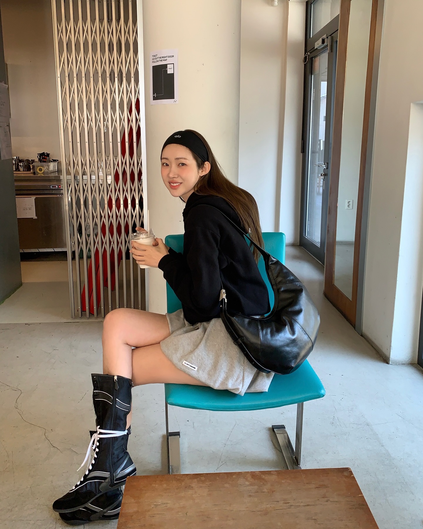 레이스업 부츠 신어보자🧐

올해 부츠는 그냥 부츠 말고, 레이스업 부츠를 신어봅시다! 끈을 올려 묶는 디자인 특유의 매력 덕분에 스타일에 단단한 무드를 더해주는 아이템이죠. 시크함과 스포티함, 그리고 살짝 꾸러기 같은 느낌까지 한 번에 연출할 수 있는 부츠입니다.

최근 차정원은 미우미우의 김나지움 복서 부츠에 벌룬 미니 스커트를 매치해 트렌디함의 정점을 보여줬는데요. 그레이 스커트와 블랙 니트, 스포티한 헤어밴드까지 더해져 힙한 스타일을 완성했습니다. 복서화 스타일의 부츠가 이렇게 패셔너블하게 느껴진 적 있었나요?

배우 나나 역시 레이스업 부츠 스타일을 멋지게 소화했는데요. 닥터마틴 특유의 투박하면서도 클래식한 실루엣을 루즈한 원피스와 함께 연출해 매니시하면서도 페미닌한 무드를 보여줬습니다.

나연은 솔로 활동 당시 짧은 쇼츠와 복서 스타일 부츠를 매치해 복고 감성과 스포티함을 동시에 살렸고요. 제니는 벌룬 스커트에 브라운 레이스업 슈즈를 매치하기도 하고, 스포티한 스타일의 레이스업 슈즈 룩을 보여주기도 하며 다양한 연출을 선보였습니다.

지속되어 온 롱부츠 트렌드 속에서, 이렇게 레이스업 부츠로 스타일에 변주를 줘보는 건 어떨까요? 단단하면서도 가볍고, 캐주얼하면서도 감각적인 매력을 더해주는 아이템입니다.

특히 레이스업 부츠는 미니 스커트나 쇼츠와 함께하면 레그 라인이 강조되면서도 시선을 자연스럽게 분산시켜 체형 보정 효과까지 기대할 수 있다는 점!

단조로운 부츠 룩이 지겨워졌다면, 올해는 레이스업 부츠로 스타일의 무드를 바꿔보세요. 끈 하나로 완성되는 이 쿨한 디테일, 분명히 만족스러우실 거예요😆 이미지3