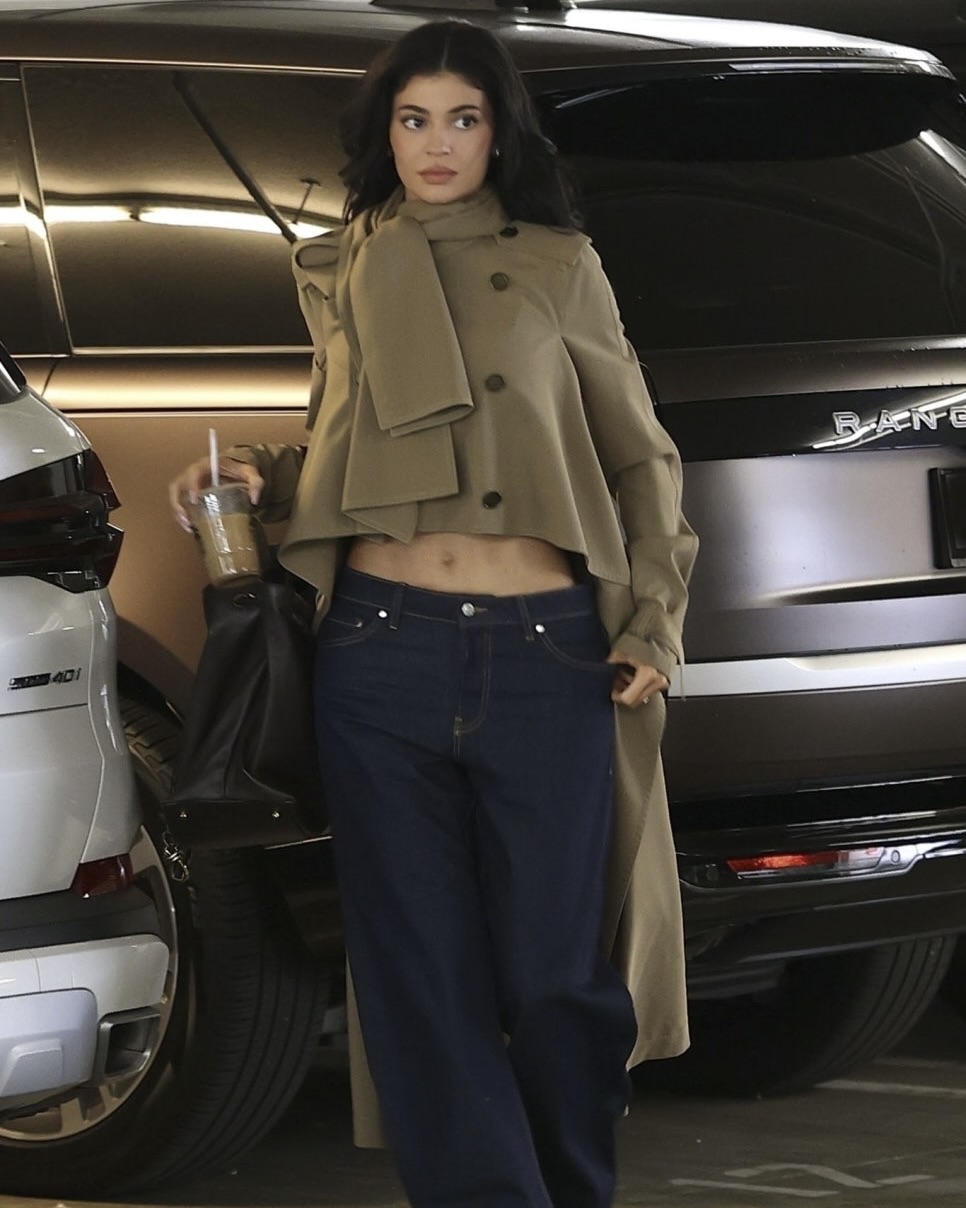자매여도 이렇게나 다르다👯‍♀️

‘언니는 으른처럼 입는데 난 안 그래🤣’라는 말에 공감하는 자매분들 계신가요? 켄달 제너와 카일리 제너가 보여준 이번 시즌 트렌치 스타일은 자매여도 이렇게나 다르게 입을 수 있다는 걸 보여주는 예시라고 할 수 있죠. 

켄달은 파리 거리에서 클래식한 벨티드 트렌치로 시크함을 극대화했는데요. 과장된 소매 실루엣과 더블 벨트 디테일이 더해진 이 룩은 전체적으로 정제되고 성숙한 무드를 완성합니다. 여기에 에르메스 켈리백과 힐을 매치해 마무리한 스타일은, 누가 봐도 도회적인 '언니 미'를 보여줬죠. 

반면 카일리는 버버리의 크롭 트렌치로 한층 러블리하고 영한 분위기를 연출했어요. 크롭 기장에 넓은 플랩 디테일, 여기에 로우라이즈 데님을 더해 트렌디한 동생 룩으로 완성했죠. 보테가 베네타의 안디아모 백으로 고급스러운 무드도 잊지 않았고요. 

같은 베이지 톤의 트렌치지만, 자매의 스타일이 이렇게까지 달라질 수 있다는 게 재밌죠. 트렌치코트 하나로 언니는 시크하게, 동생은 발랄하게! 자매분들, 같이 자랐어도 이렇게 서로 다른 스타일에 공감하시나요?
 이미지6