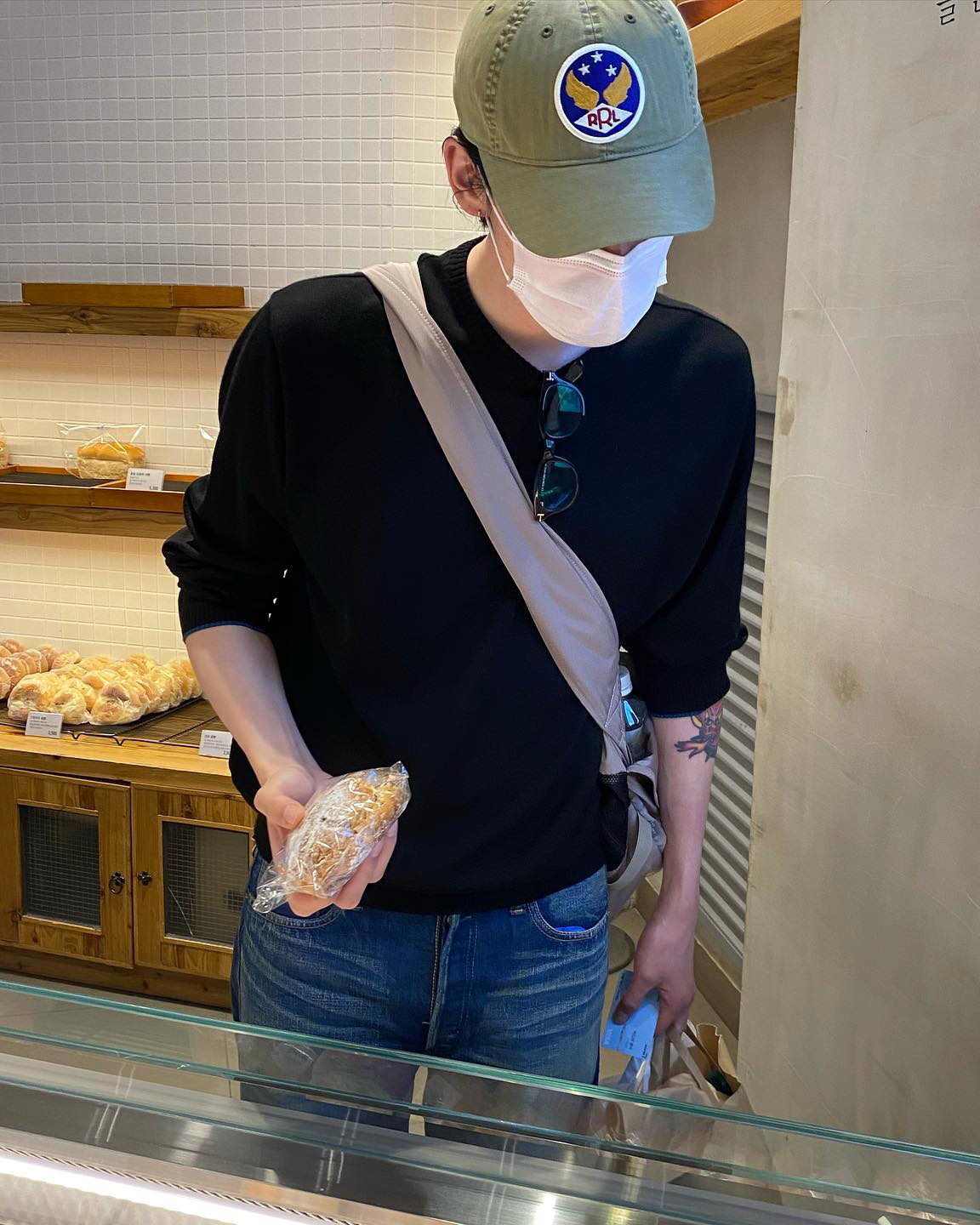 데님은 이렇게 입는거지👖📸

모델 김원중의 봄 데일리룩에서 빠지지 않는 아이템, 데님.

컬러감 있는 니트, 후디, 재킷까지 어떤 상의든 자연스럽게 받아주는 스트레이트 핏 데님으로 매번 다른 무드를 보여주는 게 포인트입니다.

여유러운 실루엣과 빈티지한 워싱감이 캐주얼하면서 스타일리시한 느낌을 줄 수 있어 다양한 코디에 활용할 수 있는 데님!

데님이 베이스가 되기 때문에 어떤 컬러의 상의를 입어도 문제 없습니다.

이번주는 청바지 하나로 스타일 완성해보기😎 이미지10