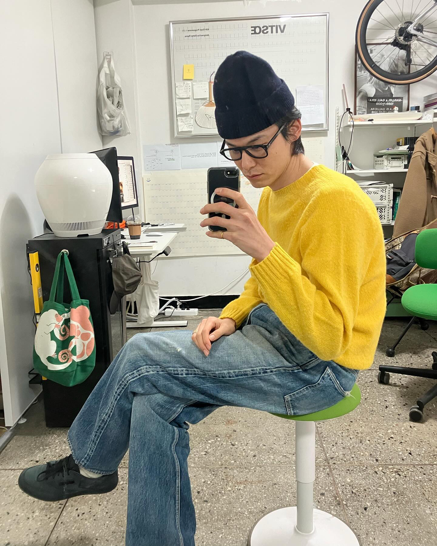 데님은 이렇게 입는거지👖📸

모델 김원중의 봄 데일리룩에서 빠지지 않는 아이템, 데님.

컬러감 있는 니트, 후디, 재킷까지 어떤 상의든 자연스럽게 받아주는 스트레이트 핏 데님으로 매번 다른 무드를 보여주는 게 포인트입니다.

여유러운 실루엣과 빈티지한 워싱감이 캐주얼하면서 스타일리시한 느낌을 줄 수 있어 다양한 코디에 활용할 수 있는 데님!

데님이 베이스가 되기 때문에 어떤 컬러의 상의를 입어도 문제 없습니다.

이번주는 청바지 하나로 스타일 완성해보기😎 이미지8