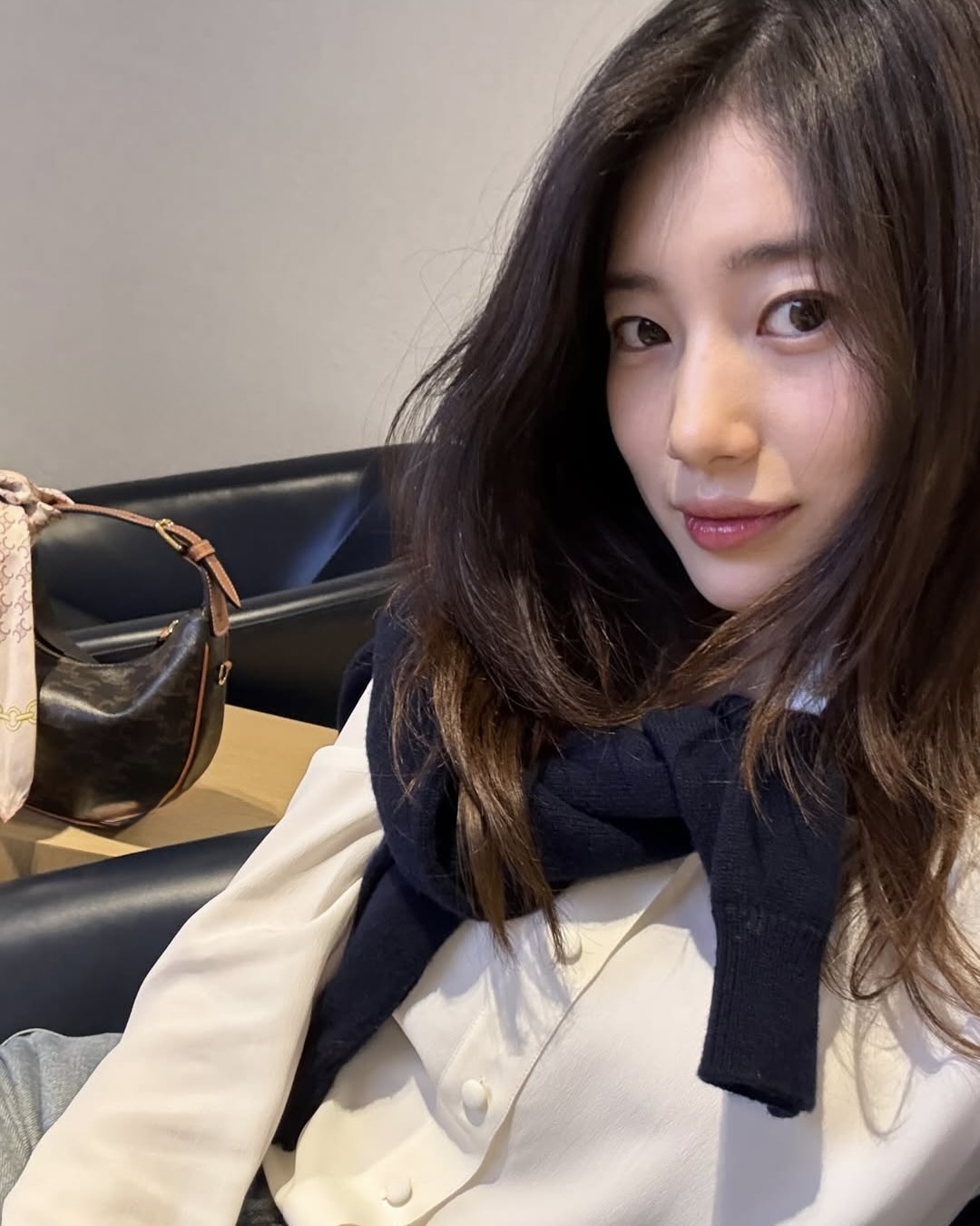 수지, 산불 피해에 1억 기부

수지가 산불 피해 이웃을 위해 기부를 했습니다. 희망브리지 전국재해구호협회는 수지가 울산·경북·경남 지역 산불 피해 지원을 위해 1억 원을 기부했다고 밝혔습니다. 그녀의 선행에 따라 팬들도 그 뜻에 동참하며 기부 행렬이 이어지고 있습니다.

수지는 고액 기부자 모임인 ‘희망브리지 아너스클럽’ 회원으로, 화재, 태풍, 폭우 등 크고 작은 재난마다 꾸준히 기부에 동참했는데요. 수지가 희망브리지를 통해 기부한 누적 금액은 6억 원에 달합니다. 이미지