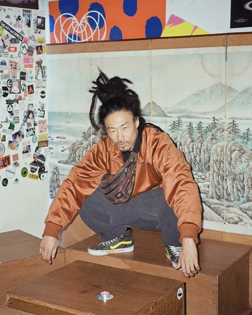 지금 우리에게 필요한 건, 사랑 🎷

김오키는 재즈 뮤지션으로 알려졌지만, 그를 설명하기엔 ‘장르’라는 단어조차 좁습니다.

음악처럼 옷을 입는 사람. 규칙 없이, 본능대로, 그러나 누구보다 분명한 스타일을 가진 김오키를 조명합니다.

클래식, 스트릿 등 다양한 요소들이 섞인 그의 룩은 정해진 틀 없이 자유롭게 흐르면서도 묘하게 단단한 무드를 만듭니다.

김오키는, 마치 음악을 연주하듯 옷을 입는데요. 무심한 듯 날카롭고, 자연스러운 듯 과감한 스타일링은 결국 ‘자기 방식대로 입는다’는 한 문장으로 귀결되죠.

그의 스타일은 단순한 옷차림을 넘어 자기만의 태도와 감각을 드러내는 하나의 퍼포먼스처럼 보이기도합니다. 이미지